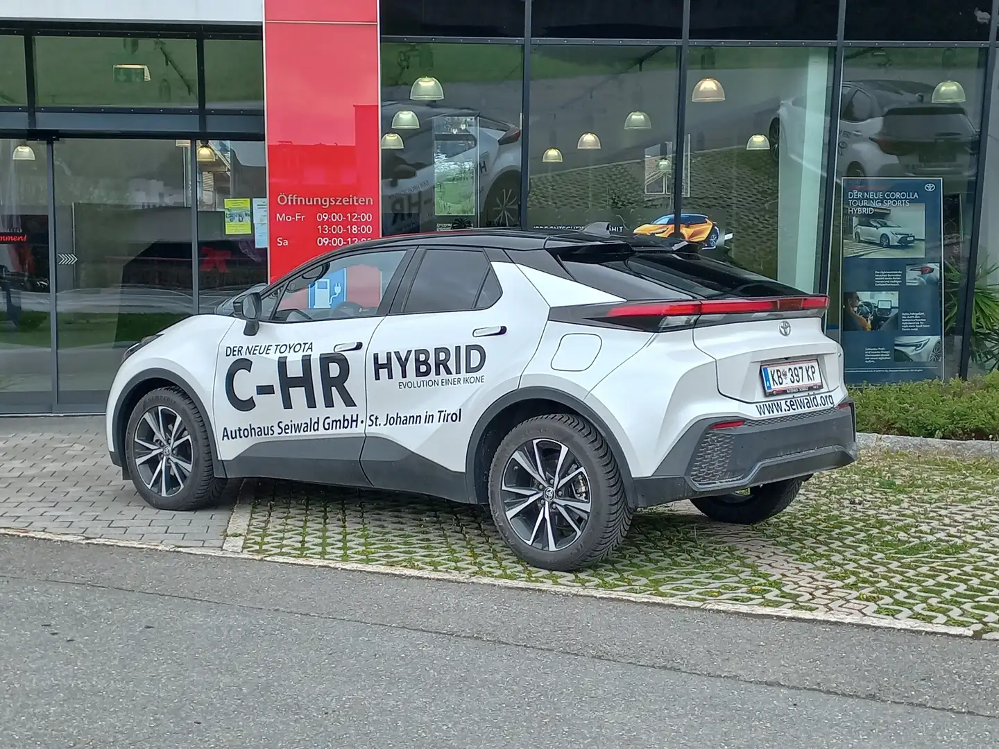 Toyota C-HR 1,8 Hybrid E-CVT Active Drive Weiß - 2