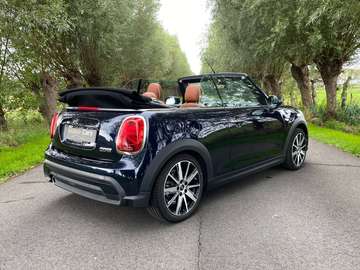 Leder bruin,Sportzetels,Verwarmde zetels,Leder Sportstuir,Naviagtie,Comforttoegang,Elektrisch kap,LED lichten,Parkassist