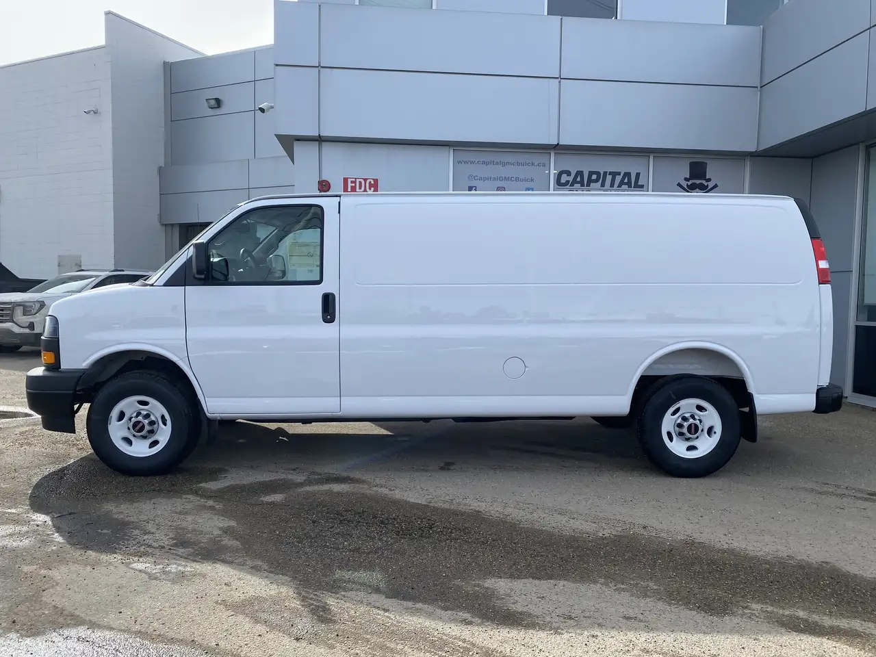 GMC Savana снимка GMC Savana