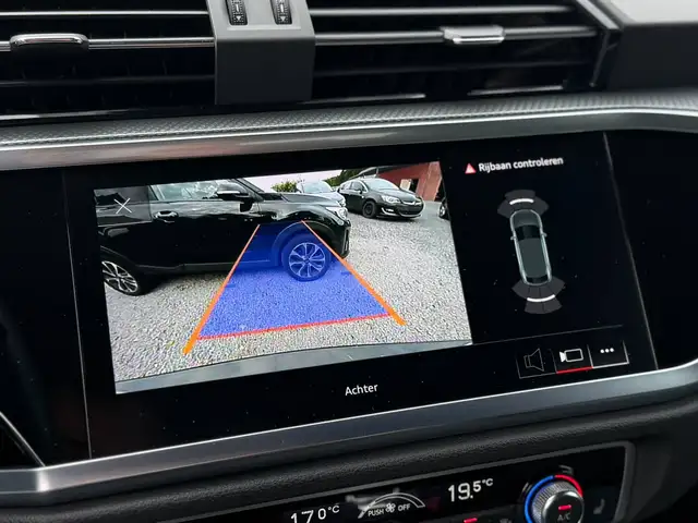 Audi Q3 view 12