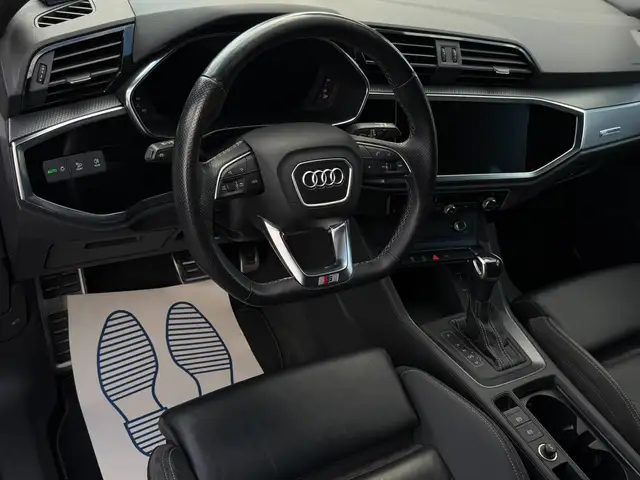 Audi Q3 view 5