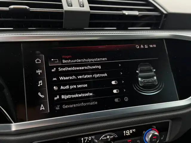 Audi Q3 view 14