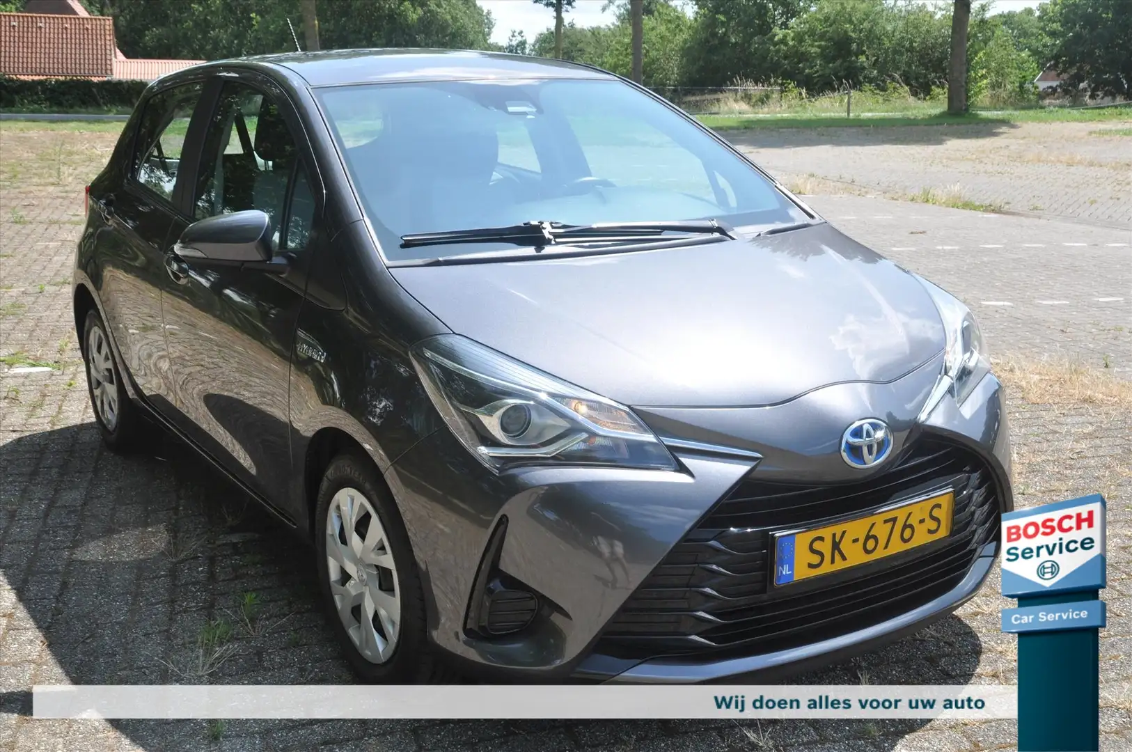 Toyota Yaris 1.5 Hybrid CVTAutomaat Grijs - 1