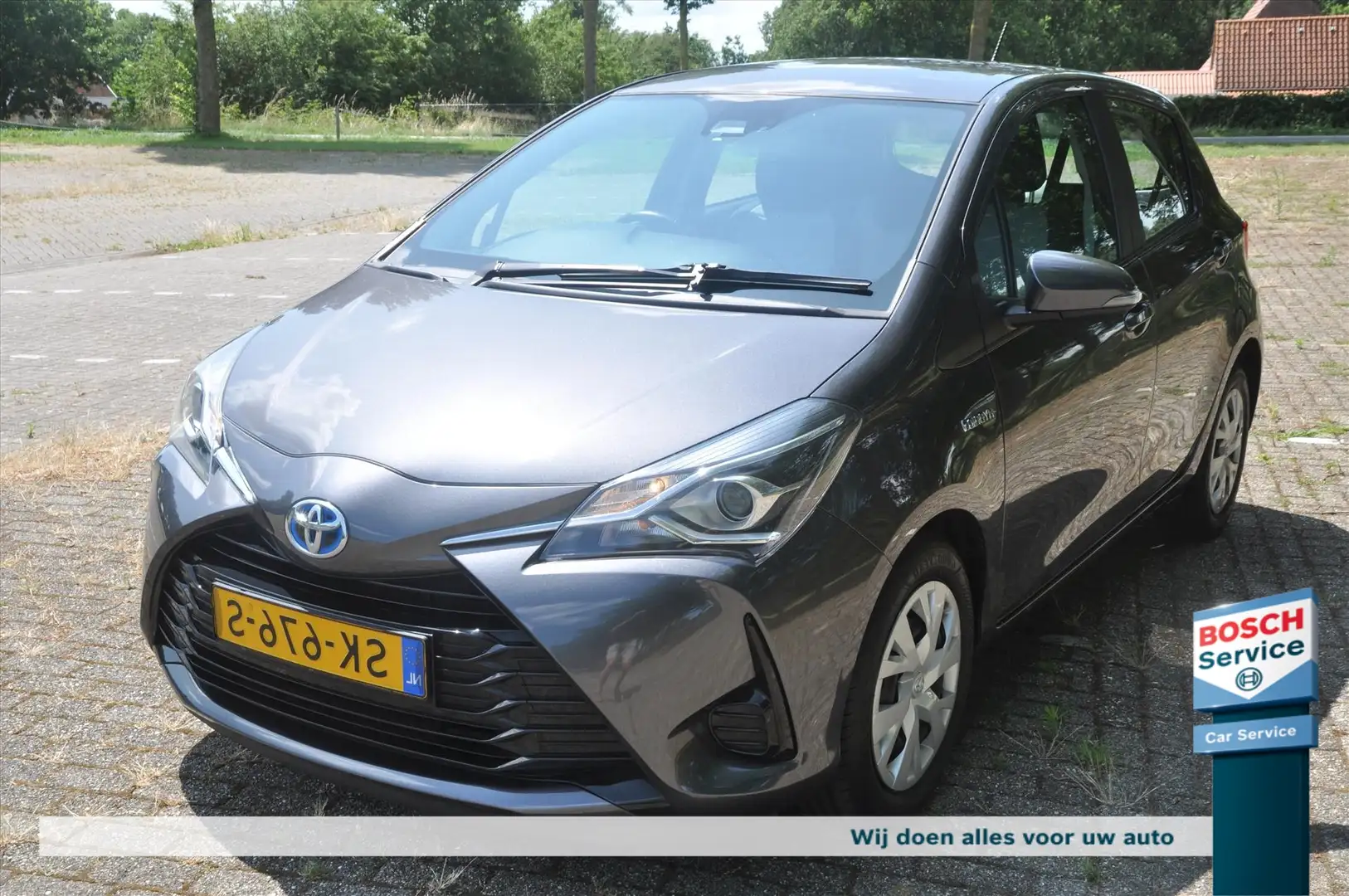 Toyota Yaris 1.5 Hybrid CVTAutomaat Grijs - 1