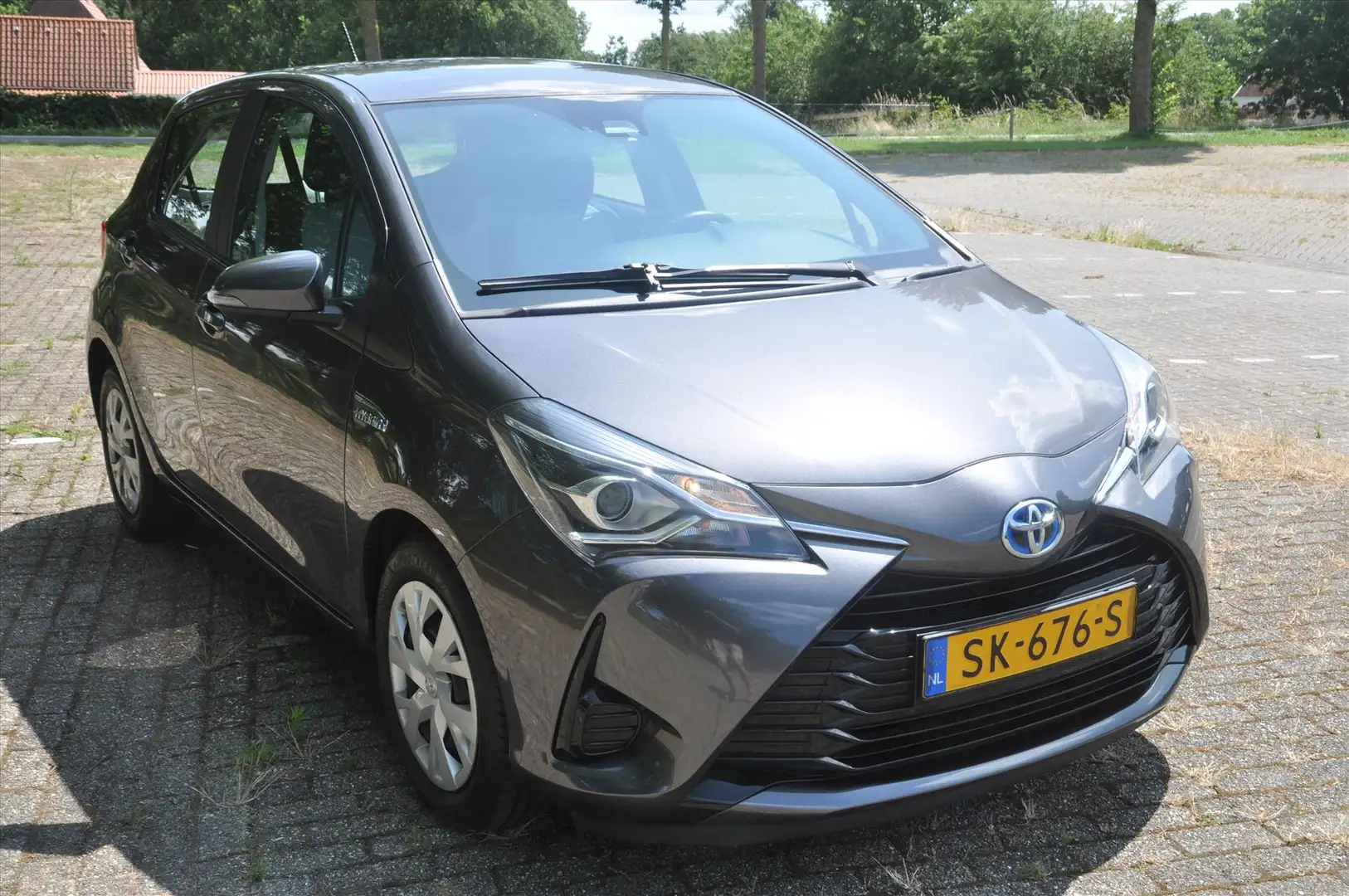 Toyota Yaris 1.5 Hybrid CVTAutomaat Grijs - 2