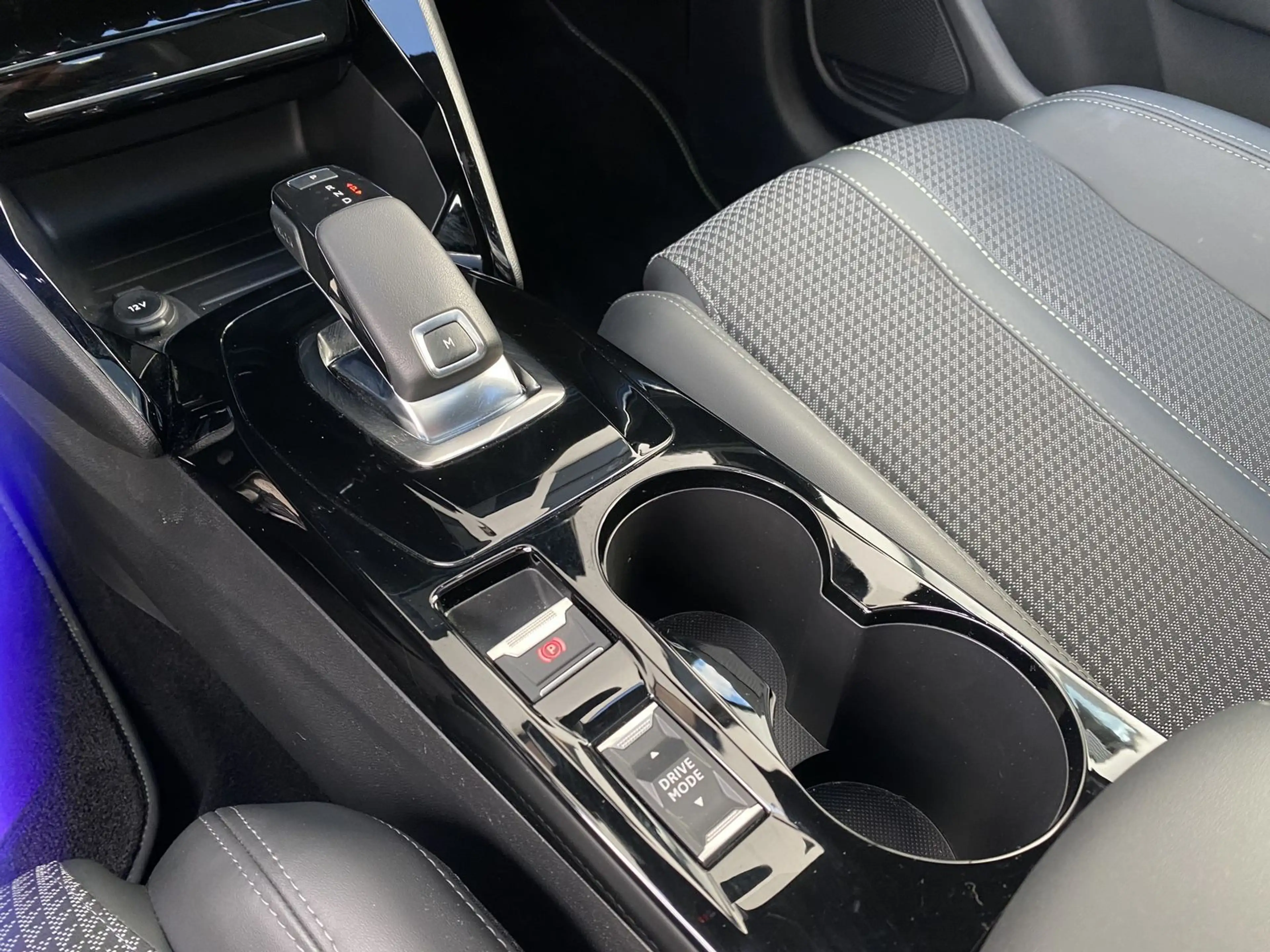 Peugeot 208 GT Line PANO CARPLAY DAB LED NAVI SH — photo 14