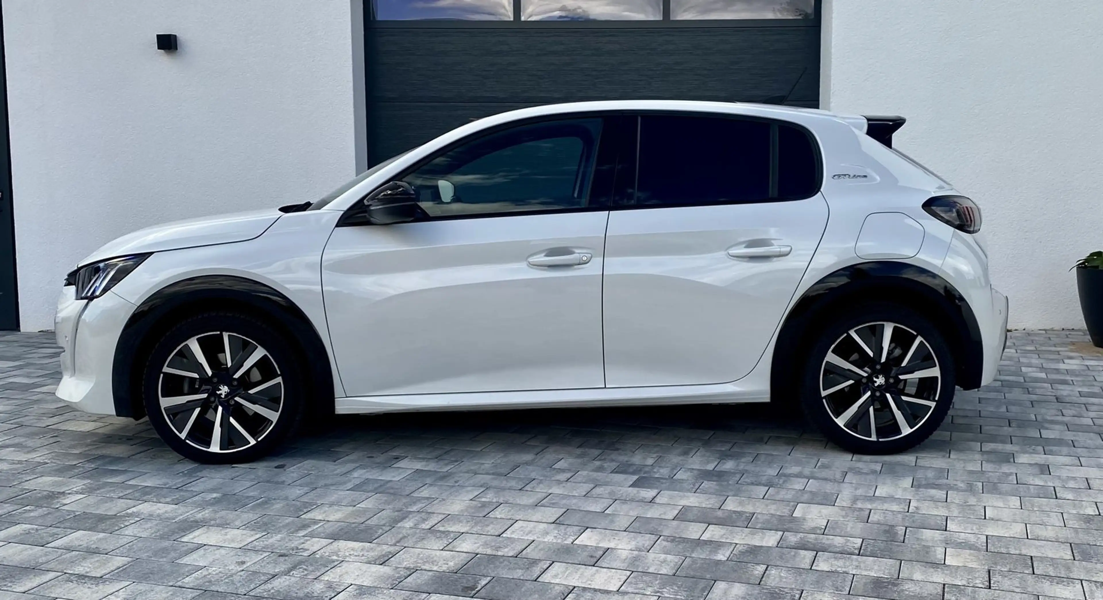 Peugeot 208 GT Line PANO CARPLAY DAB LED NAVI SH — photo 6