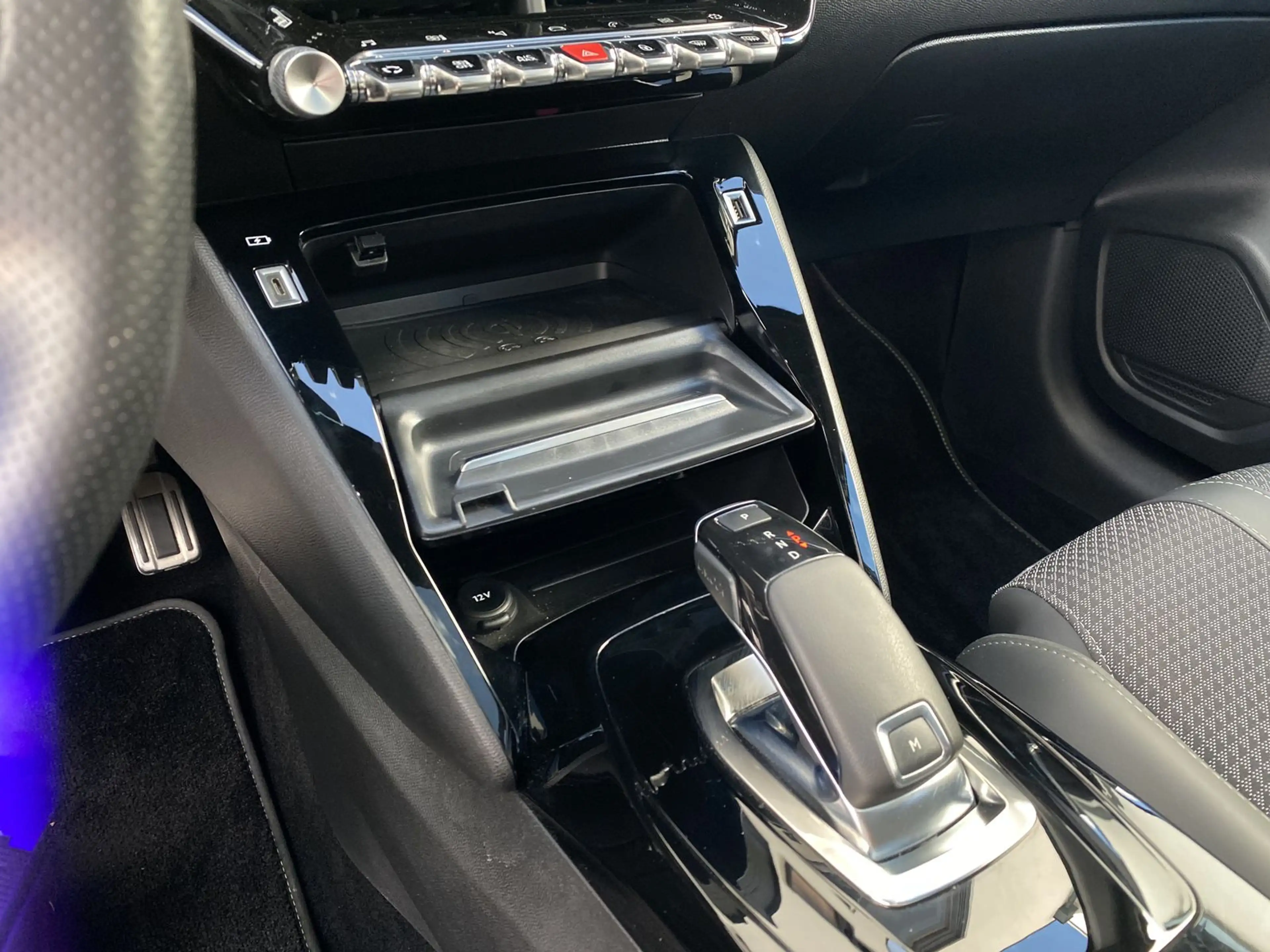 Peugeot 208 GT Line PANO CARPLAY DAB LED NAVI SH — photo 15