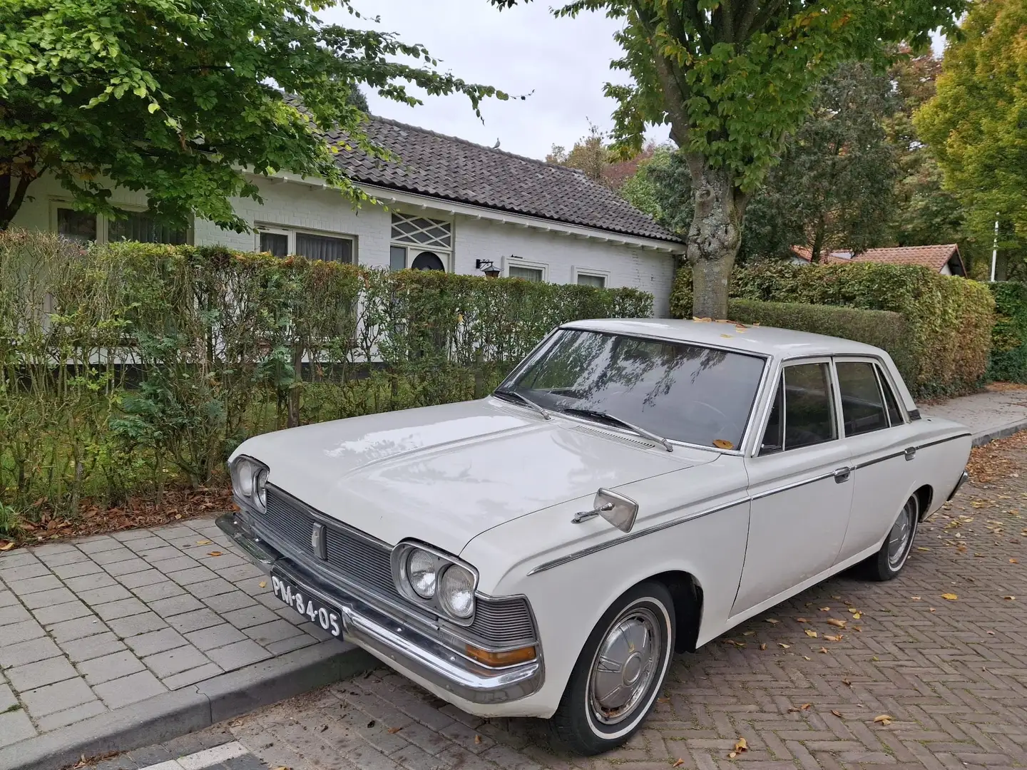 Toyota Crown Weiß - 2