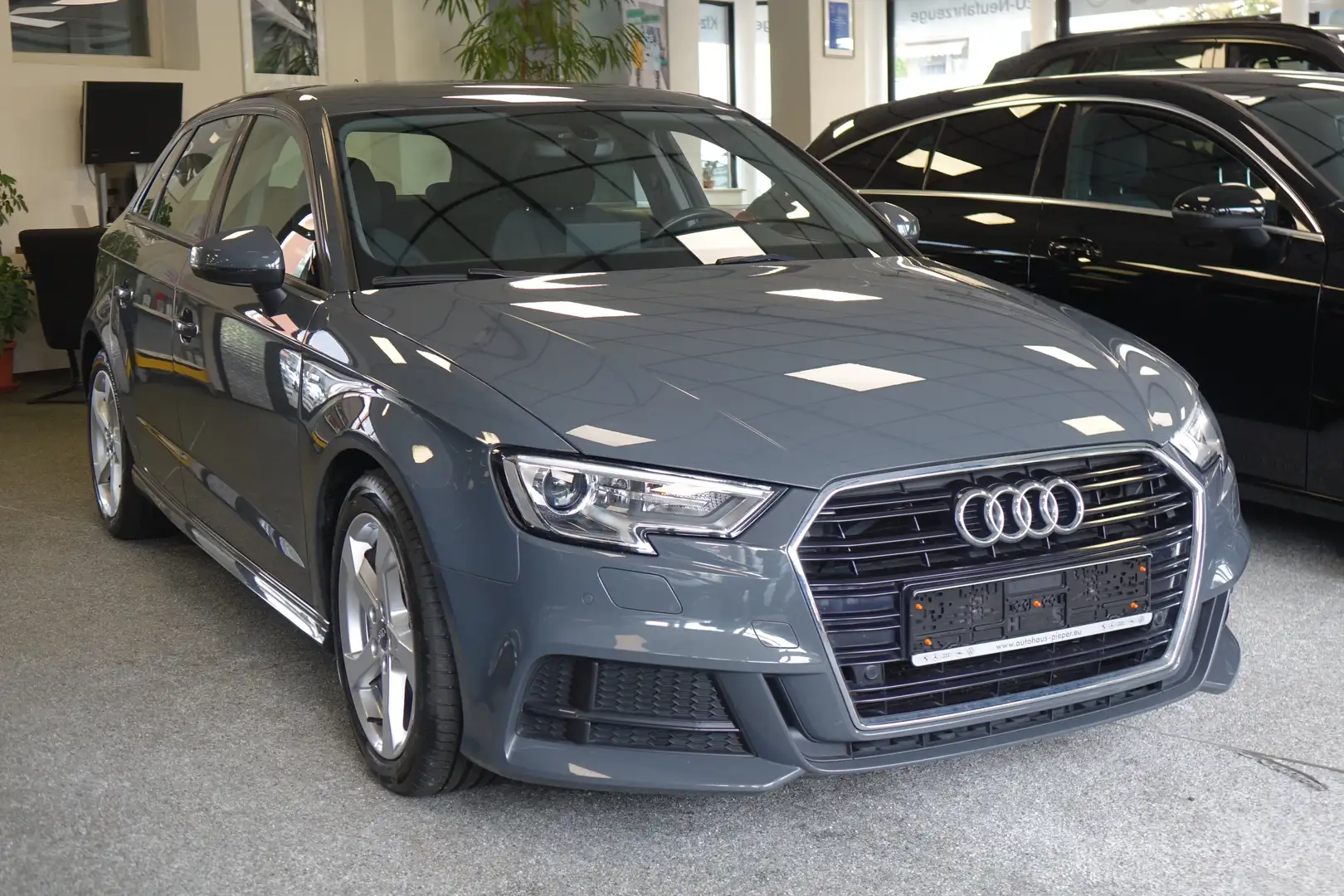 Audi A3 35 TDI sport+S-Line+B&O+STHZ+PDC+Bi-Xenon+Carplay+ Grijs - 1