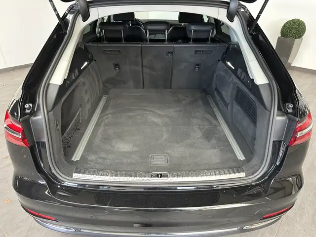 Audi A6 Avant view 6