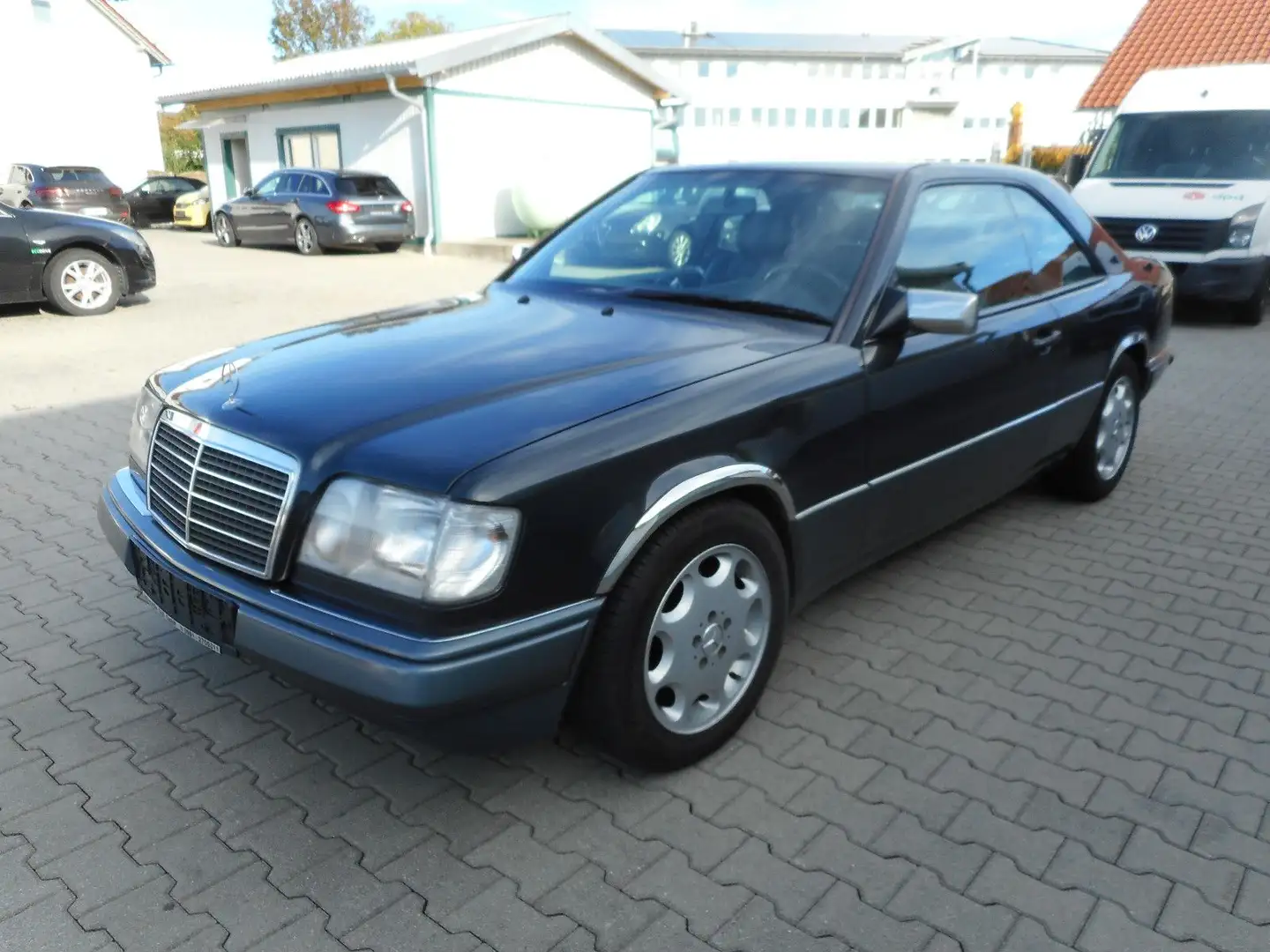 Mercedes-Benz E 220 Coupe Leder 27 Jahre ein Besitzer Orginal Schwarz - 1