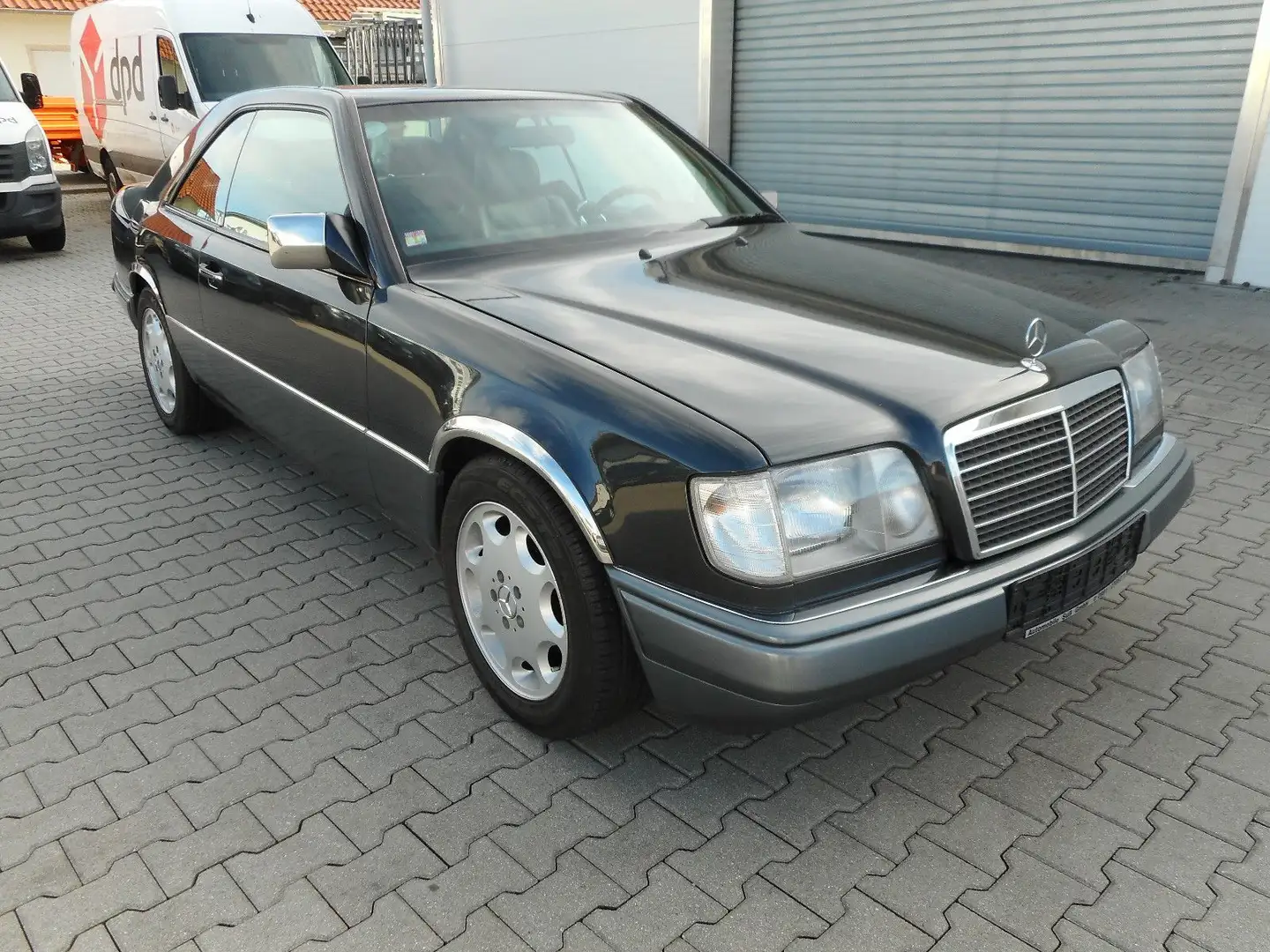 Mercedes-Benz E 220 Coupe Leder 27 Jahre ein Besitzer Orginal Schwarz - 2