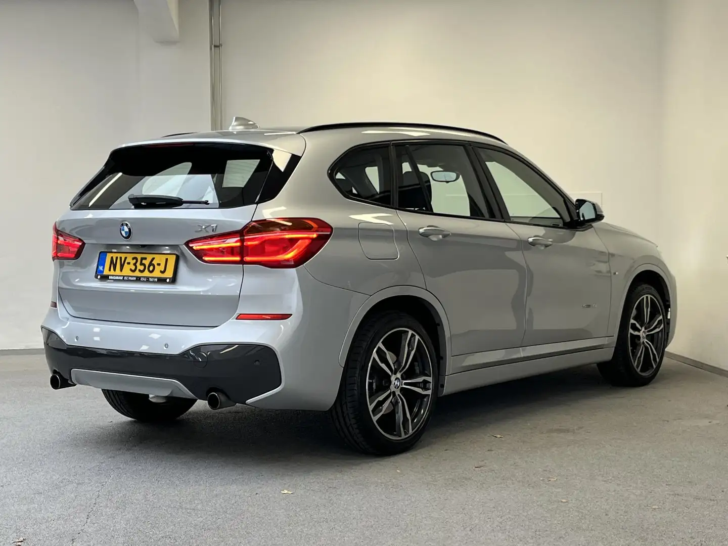 BMW X1 sDrive20i M-sport | ORG.NL | HEAD-UP | LEDER | CAM Grau - 2