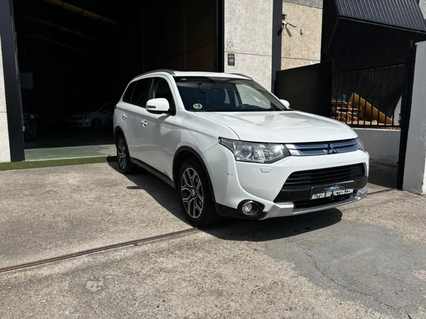 Mitsubishi Outlander 220DI-D Kaiteki AT 4WD Bianco - 1