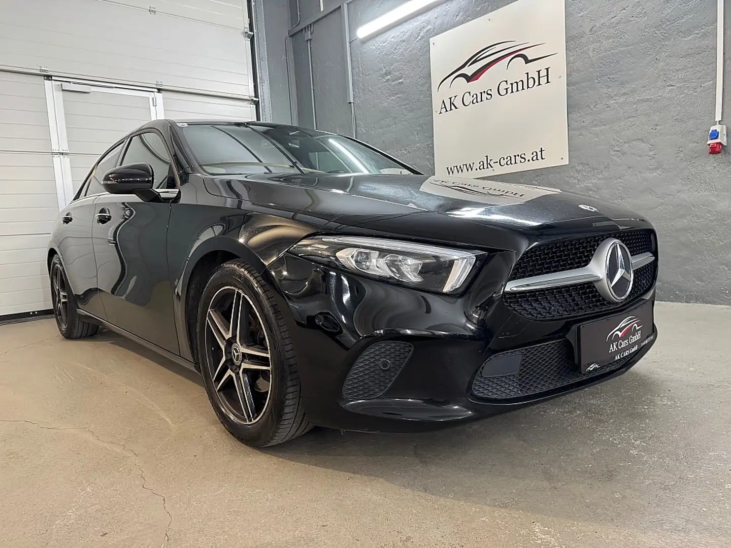 Mercedes-Benz A 180 d Limousine Aut.*Keyless*Kamera*Navi*Sitzheizung* Schwarz - 2
