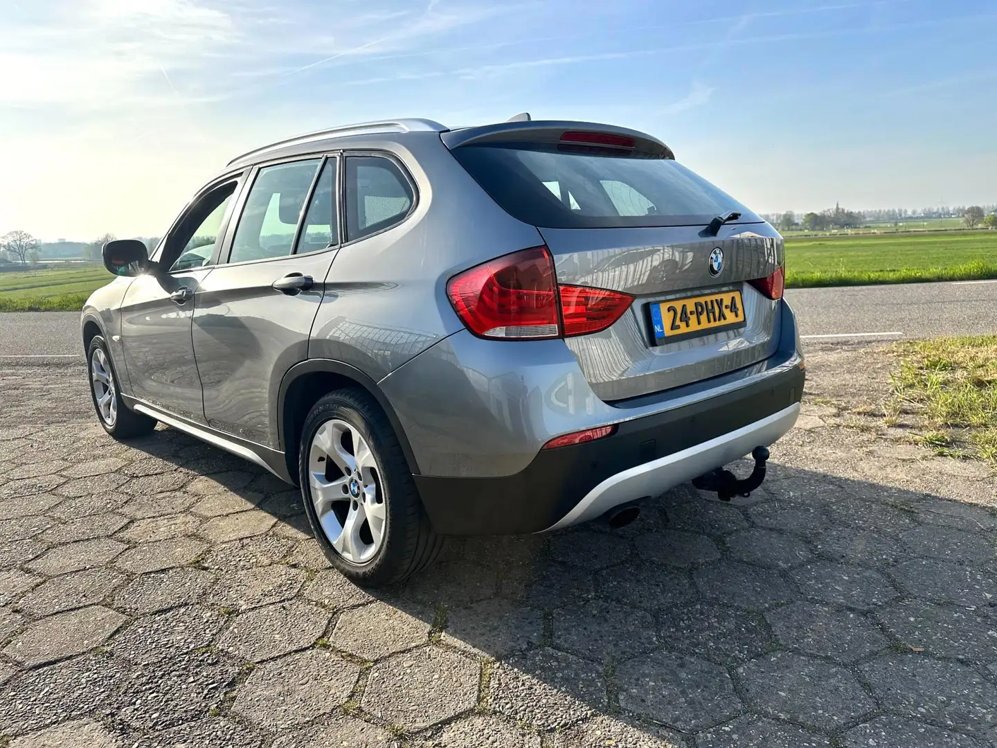 BMW X1 18i Executive NAP 5D Airco Navi Scherm Trekhaak Ve Grijs - 2