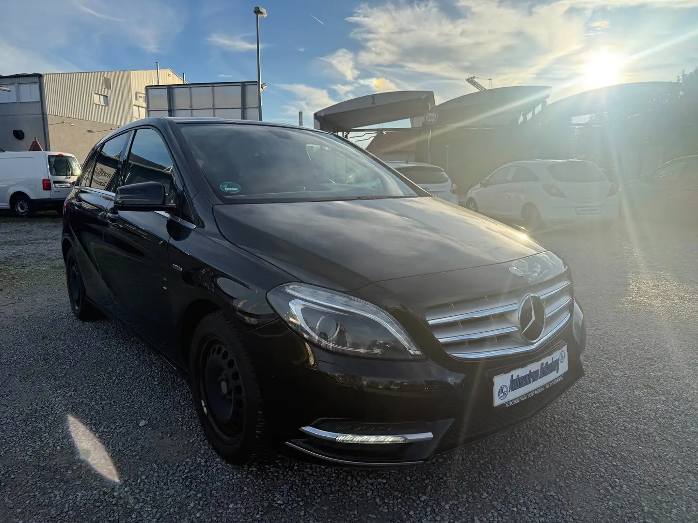 Mercedes-Benz B 200 B 200 - MOTOR LÄUFT UNRUHIG - 2. HAND - NAVI - Schwarz - 1
