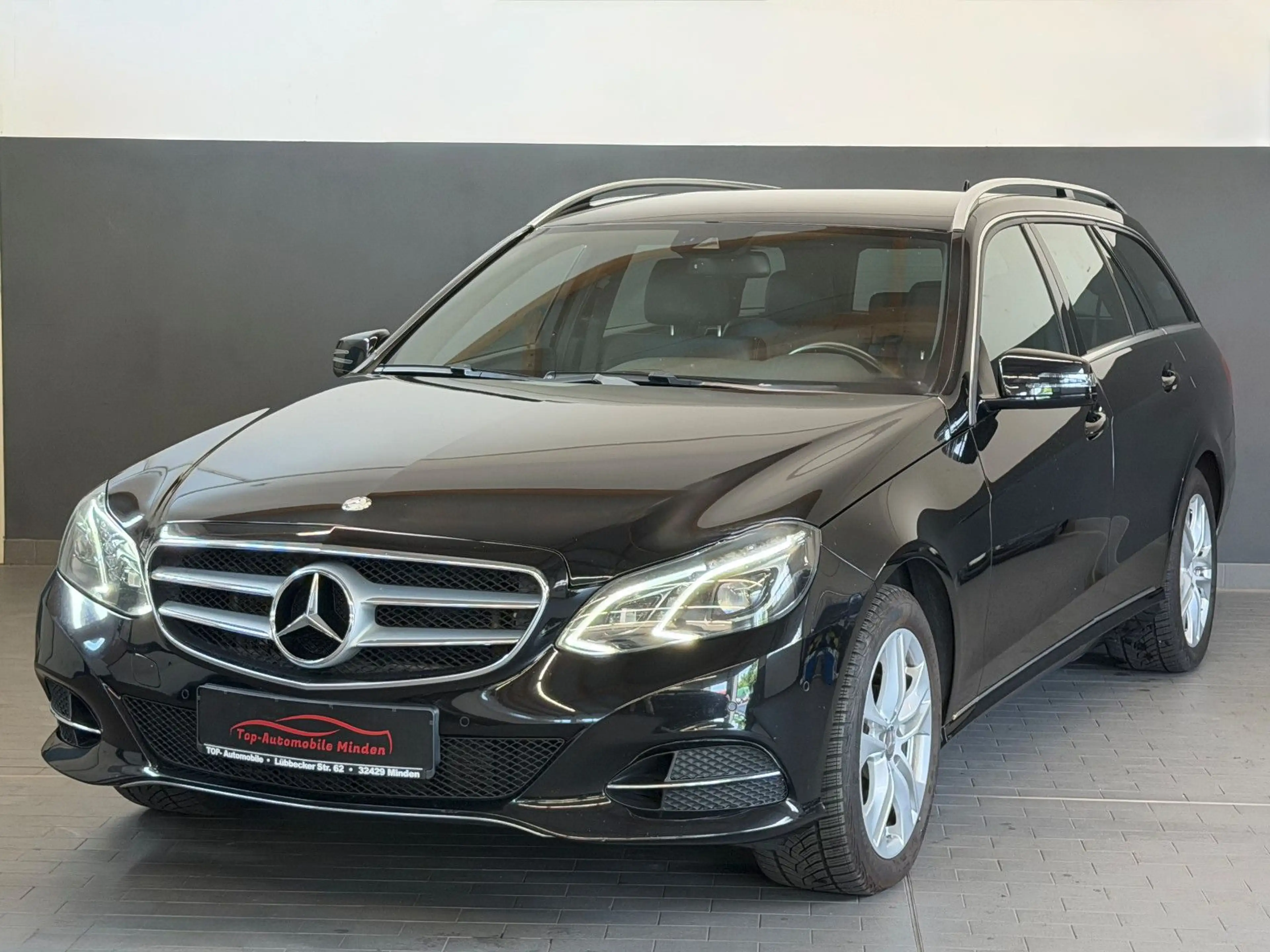 Mercedes-Benz E 220 4Matic/SHZ/PDC/AHK/AMBIENTE/2.HAND — photo 3