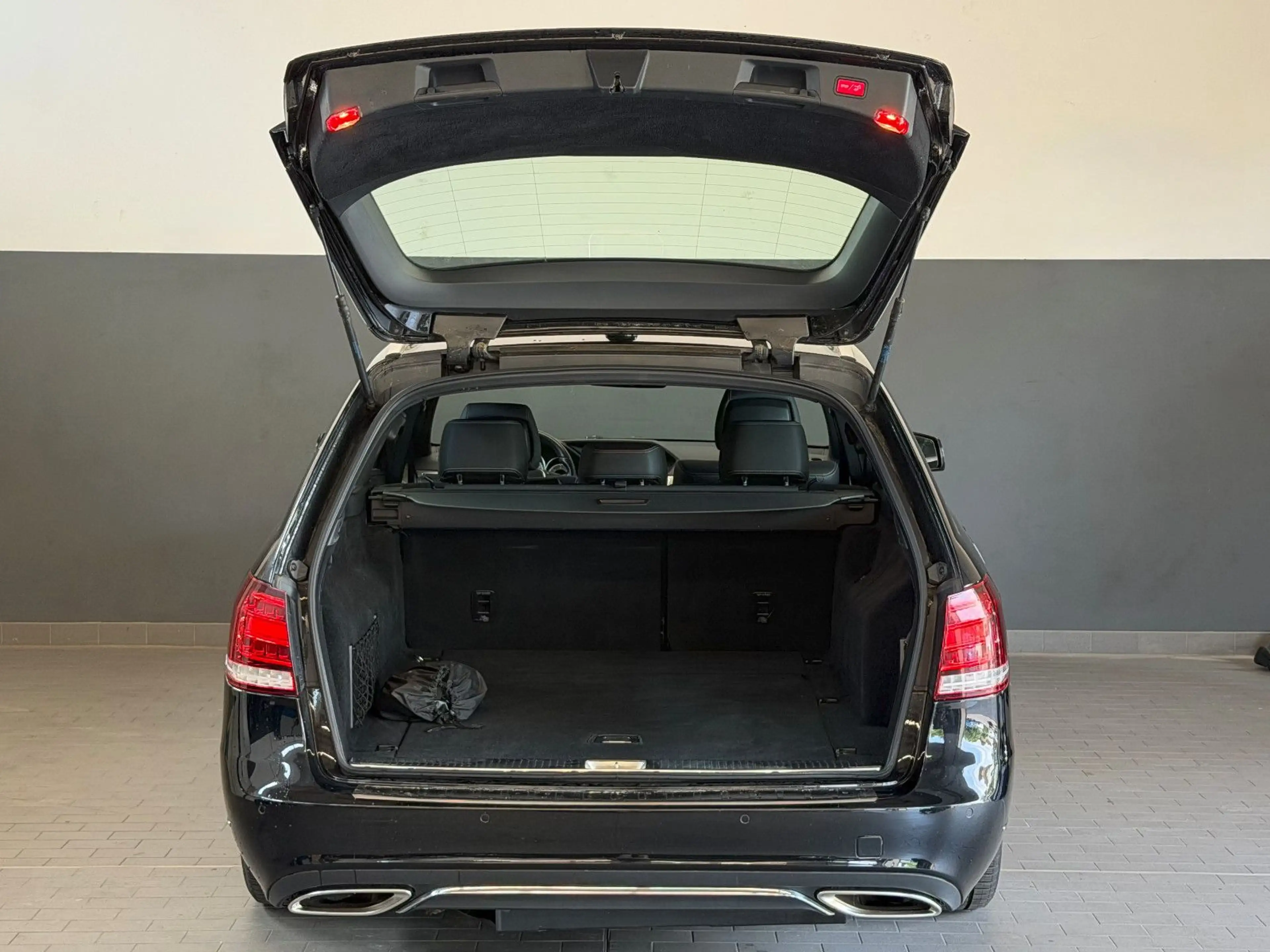 Mercedes-Benz E 220 4Matic/SHZ/PDC/AHK/AMBIENTE/2.HAND — photo 7