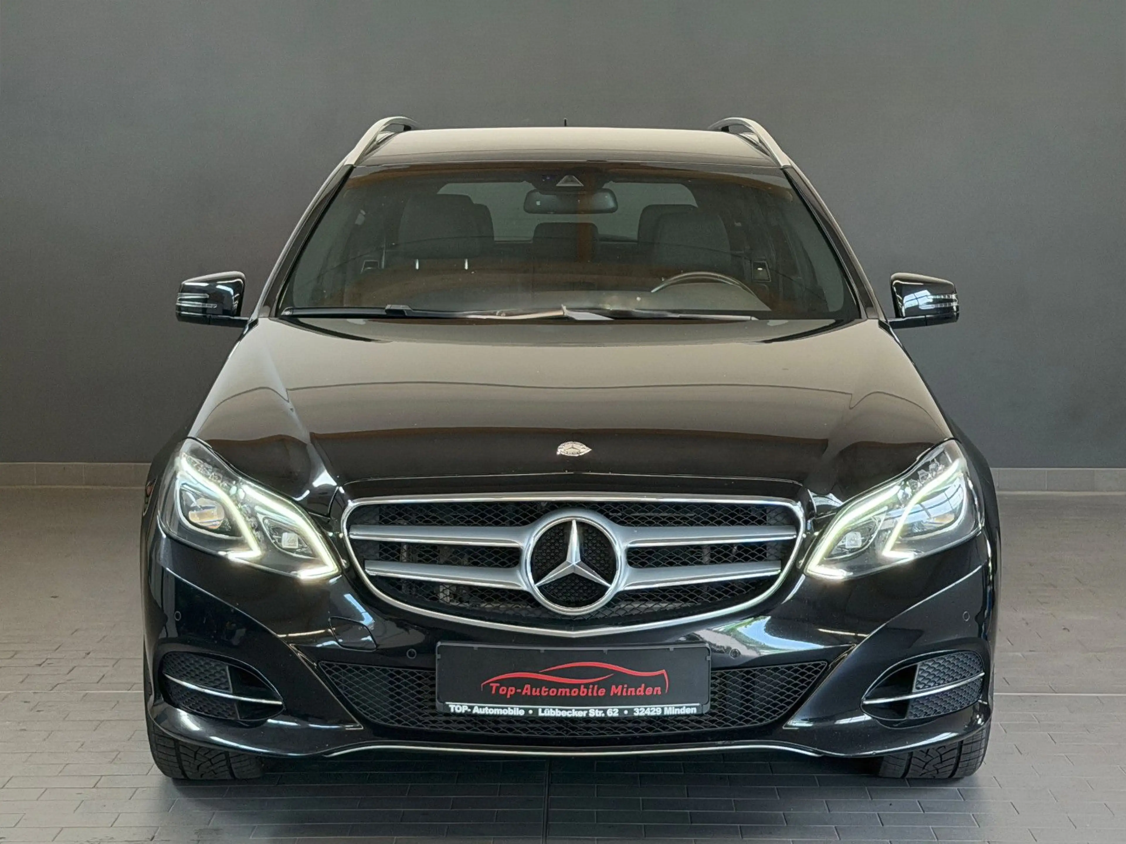 Mercedes-Benz E 220 4Matic/SHZ/PDC/AHK/AMBIENTE/2.HAND — photo 2
