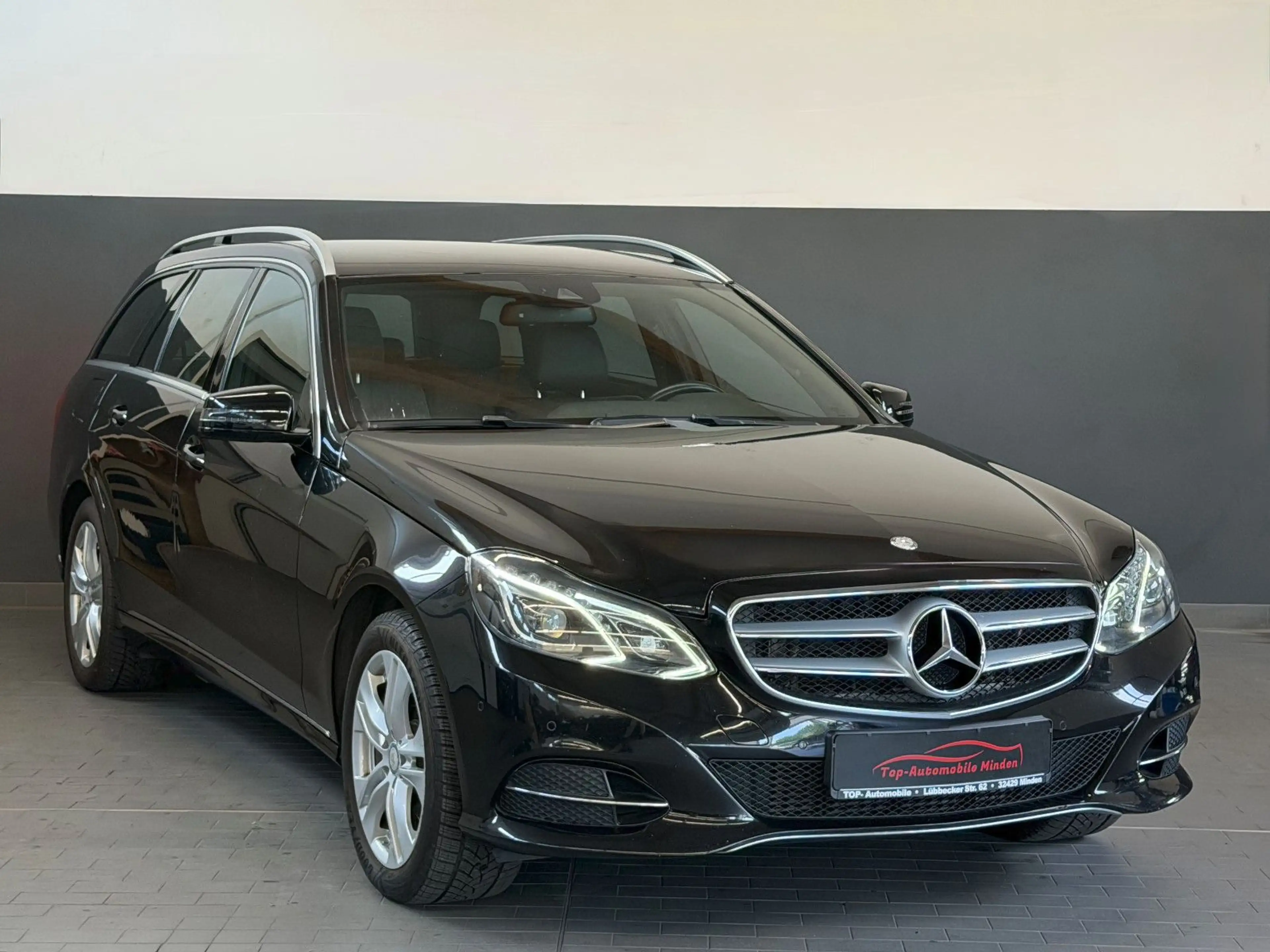 Mercedes-Benz E 220 4Matic/SHZ/PDC/AHK/AMBIENTE/2.HAND