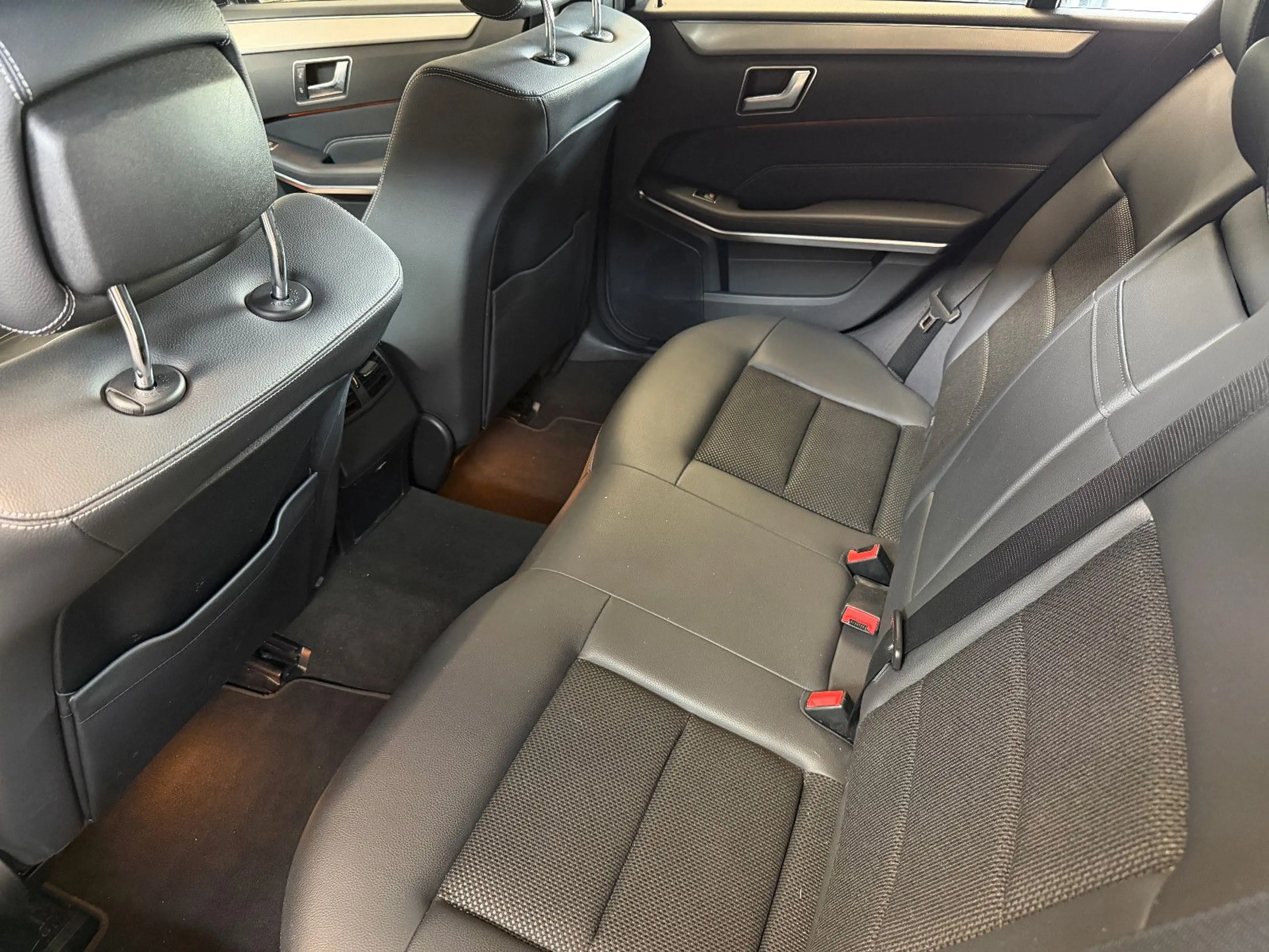Mercedes-Benz E 220 4Matic/SHZ/PDC/AHK/AMBIENTE/2.HAND — photo 14