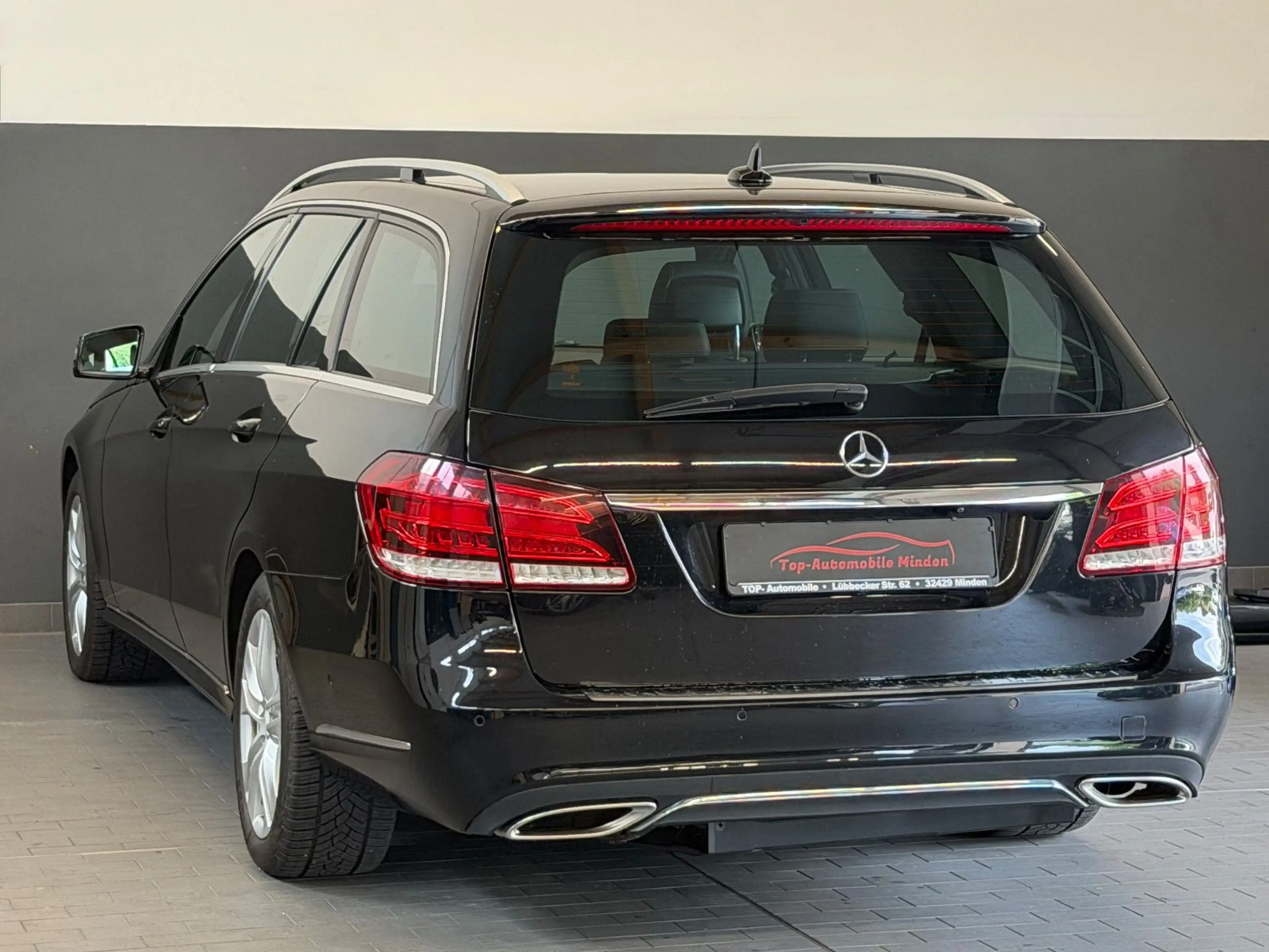 Mercedes-Benz E 220 4Matic/SHZ/PDC/AHK/AMBIENTE/2.HAND — photo 4