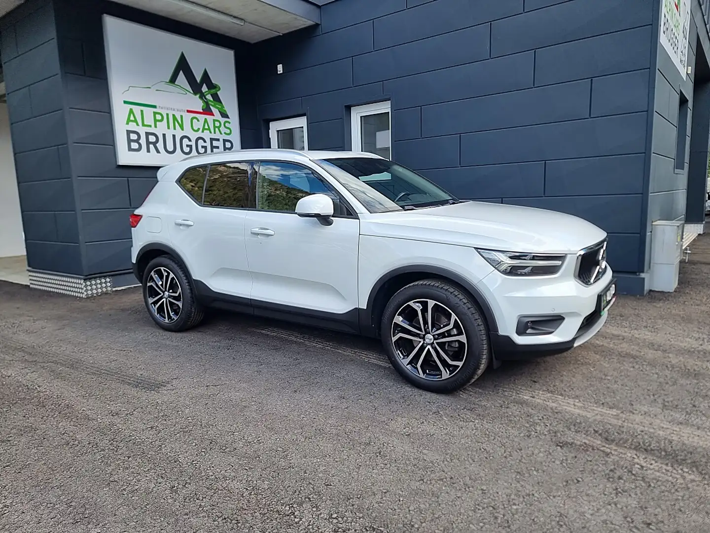 Volvo XC40 XC 40 D3 AWD Momentum +HARMAN KARDON+NAVI+AHK Weiß - 1