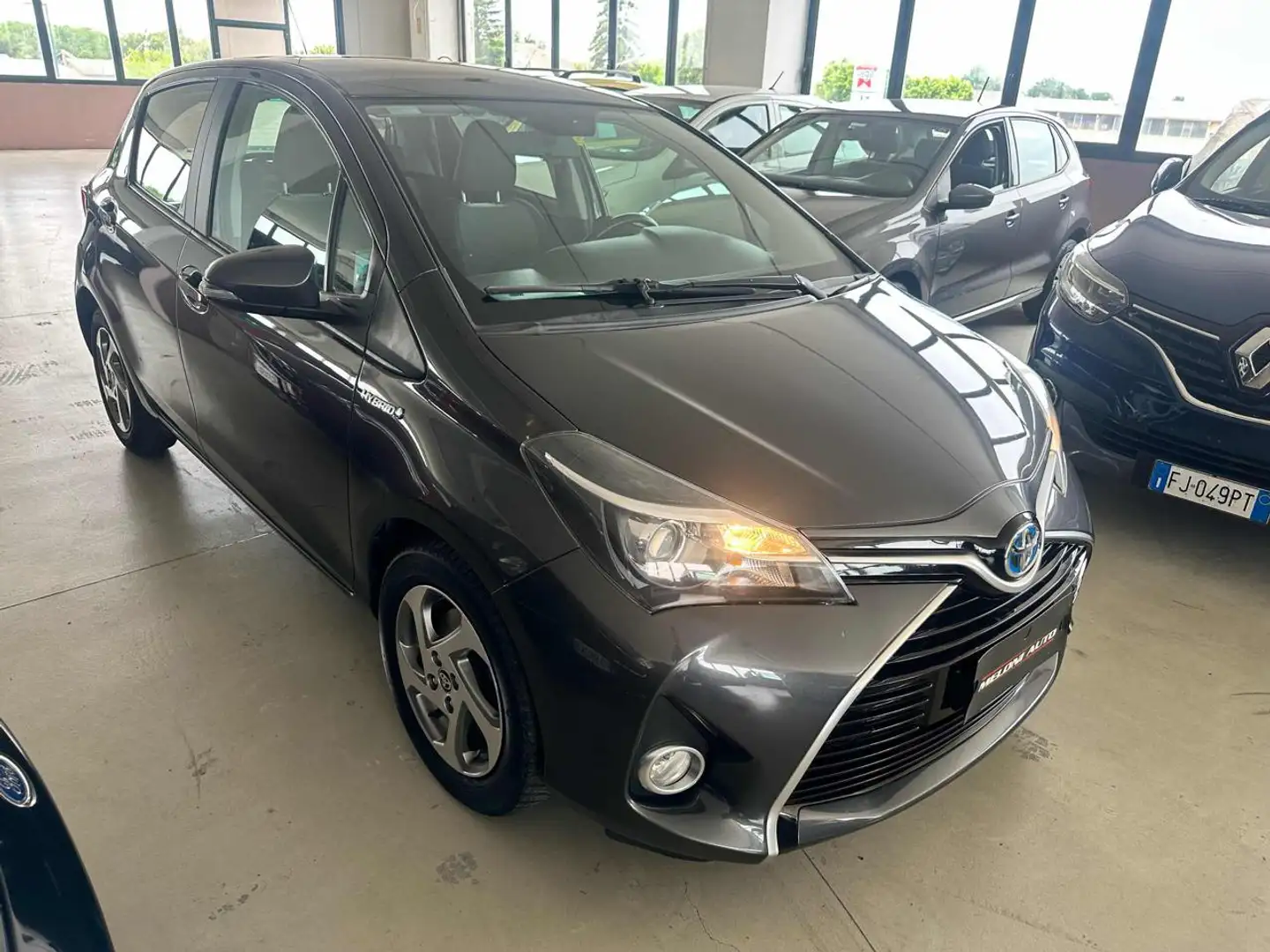 Toyota Yaris 1.5 Hybrid 5 porte Active Gris - 2