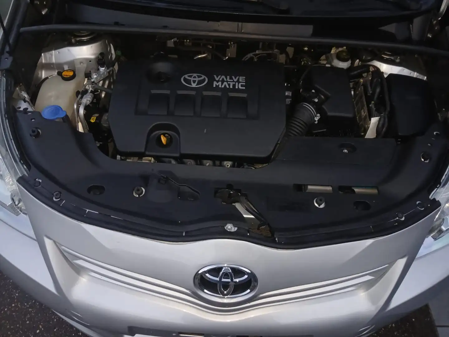 Toyota Verso Verso 1.8 Multidrive S Executive Plateado - 1