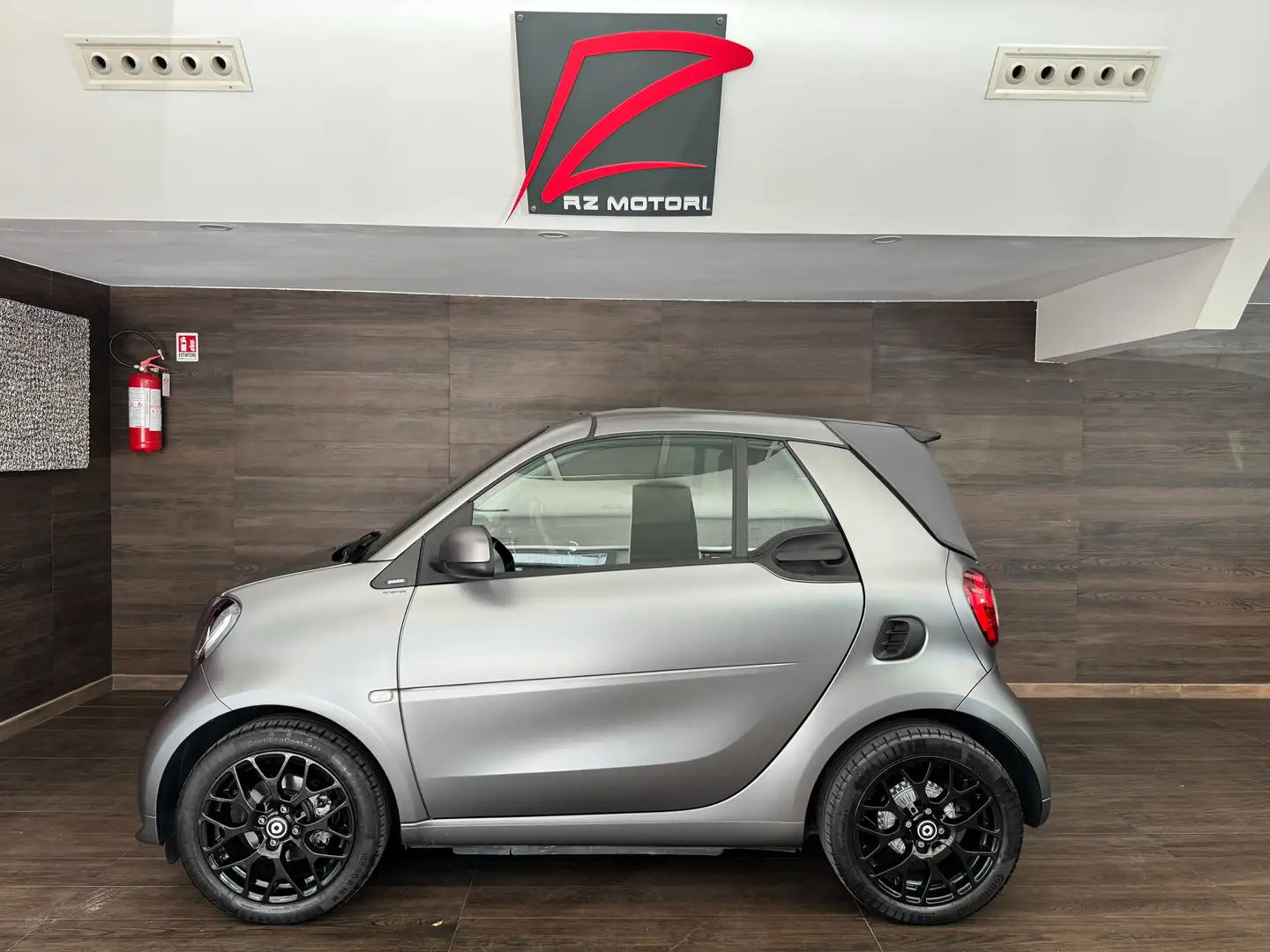 smart forTwo Cabrio 1.0 Suitegrey grey 71cv twinamic-LED-NAVI Gris - 2