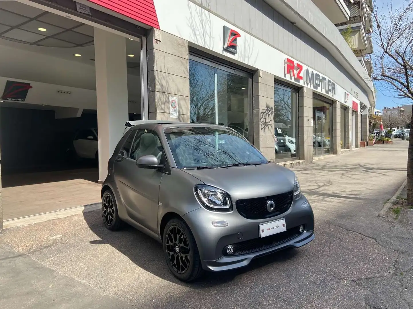 smart forTwo Cabrio 1.0 Suitegrey grey 71cv twinamic-LED-NAVI Grau - 1