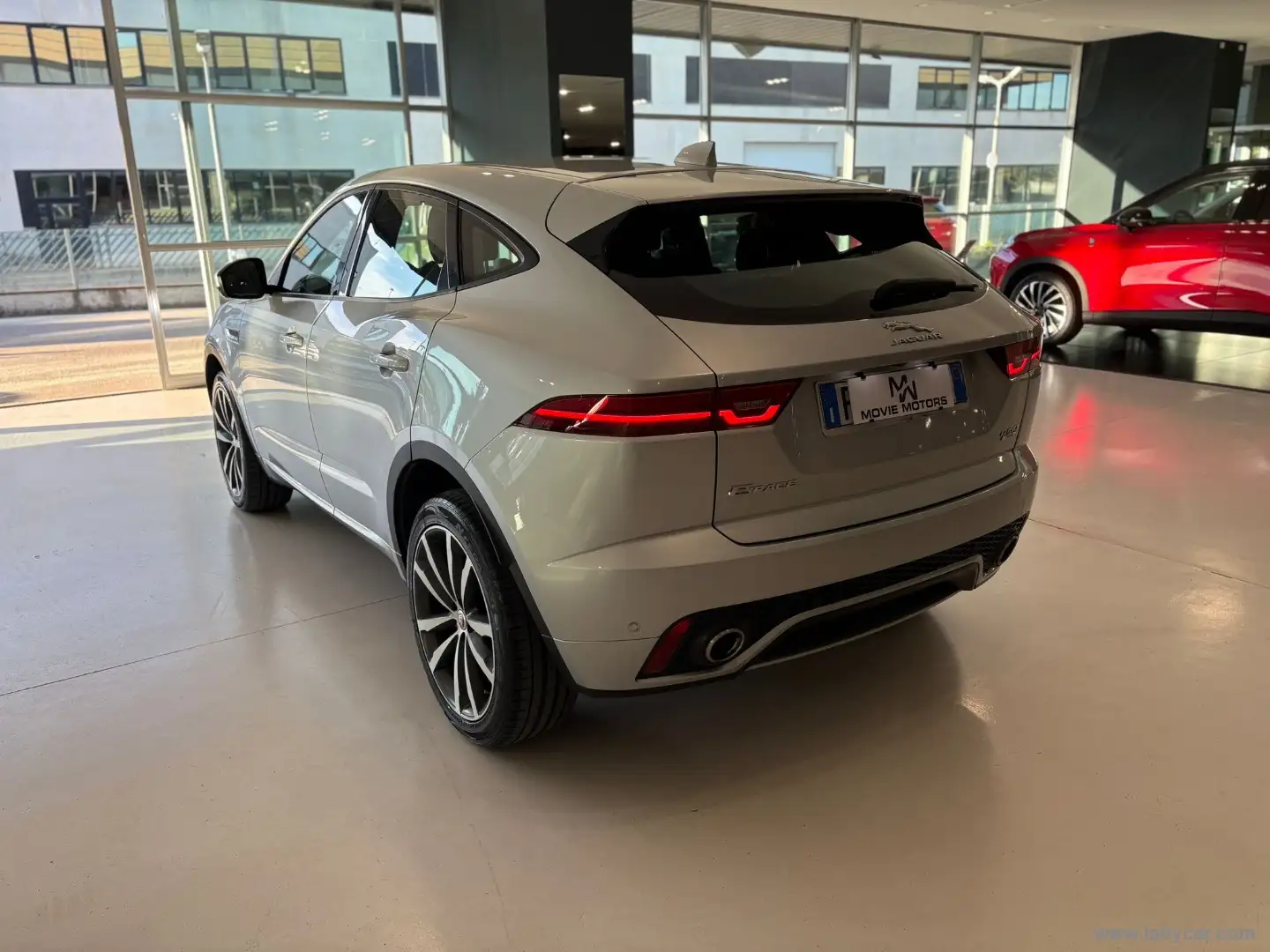 Jaguar E-Pace 2.0D 180CV AWD aut. R-Dynamic Grijs - 2