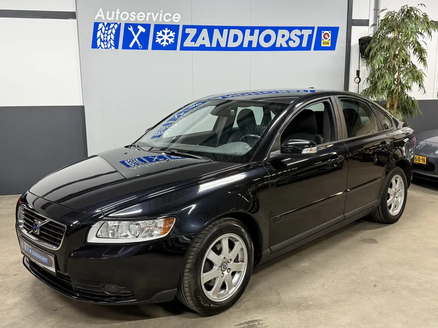 Volvo S40 1.8 Kinetic // ECC /// Cruise // Navi Schwarz - 1