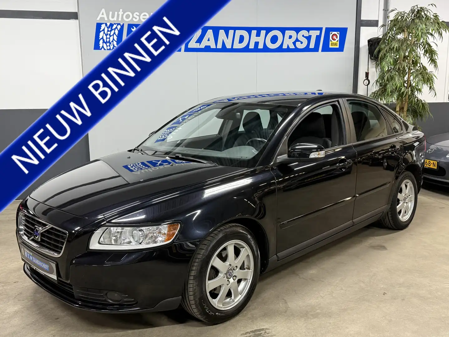 Volvo S40 1.8 Kinetic Schwarz - 1