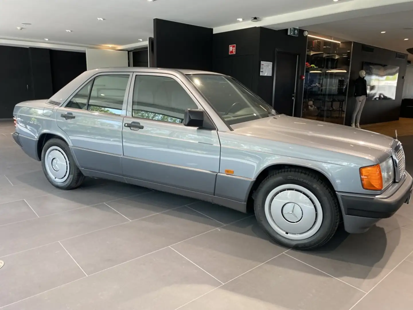 Mercedes-Benz 190 E - 2