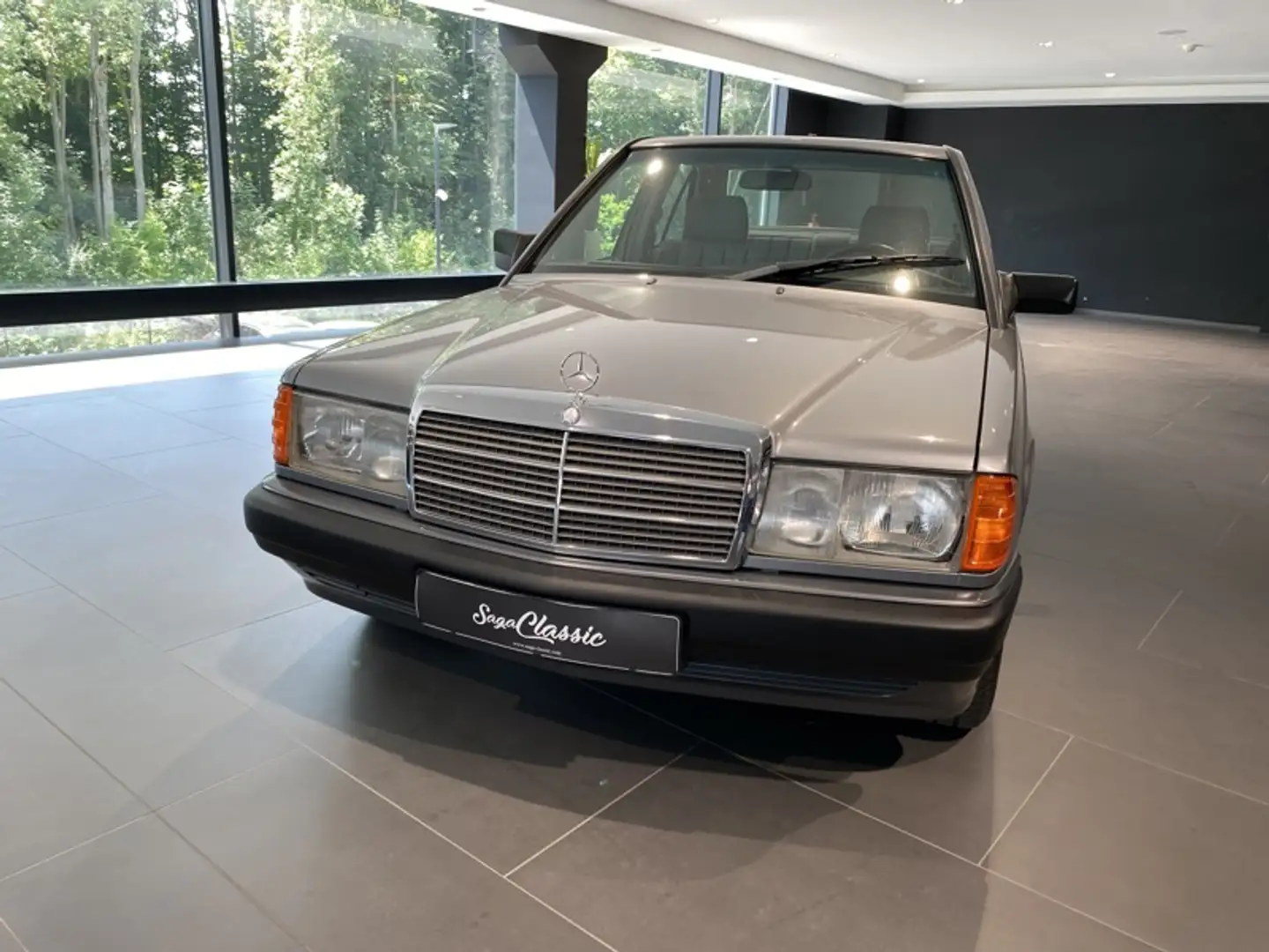 Mercedes-Benz 190 E - 1