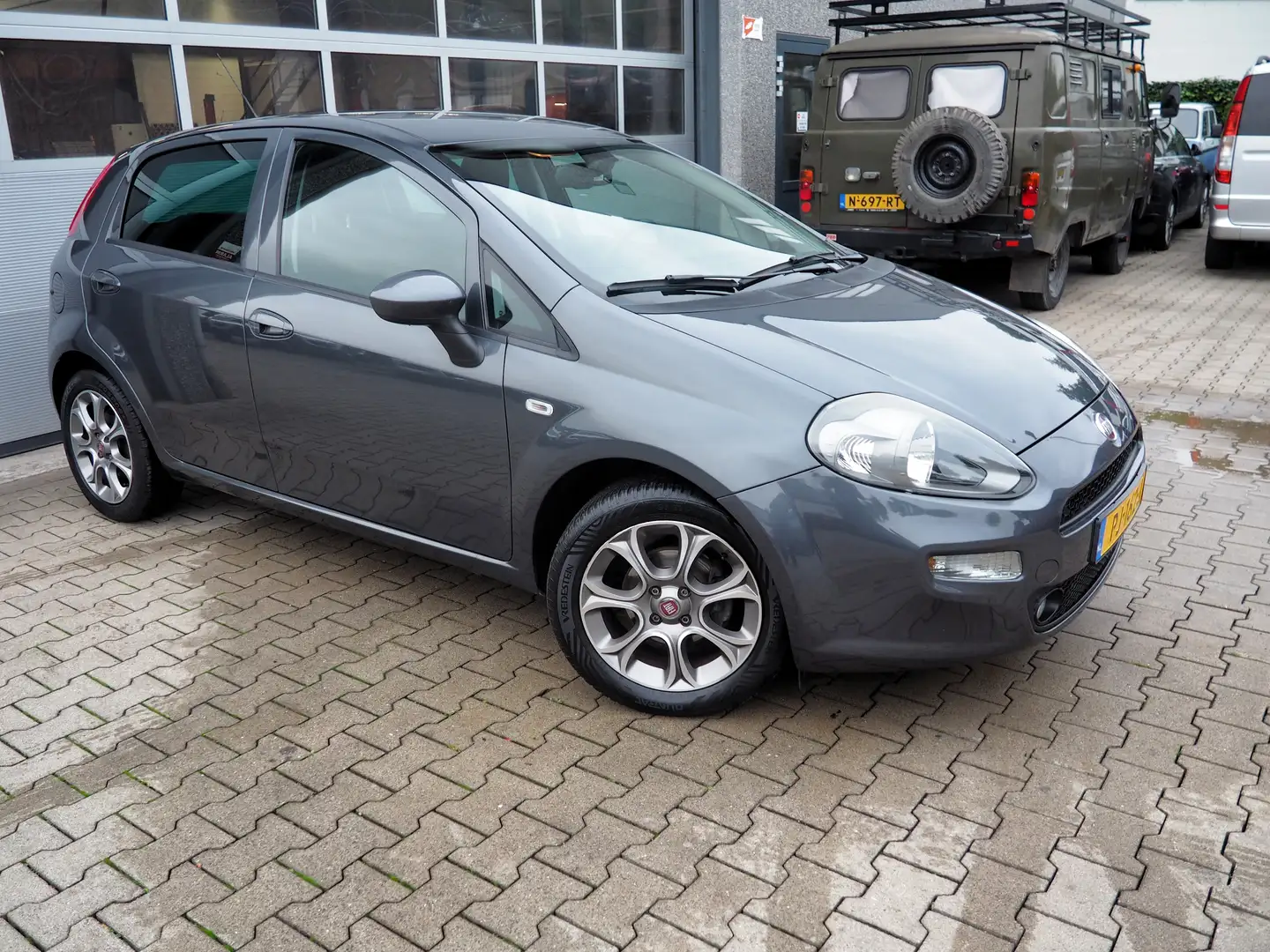 Fiat Punto 0.9 TwinAir Sempre CLIMA CRUISE NAVI PARKEER S. TR Gris - 1