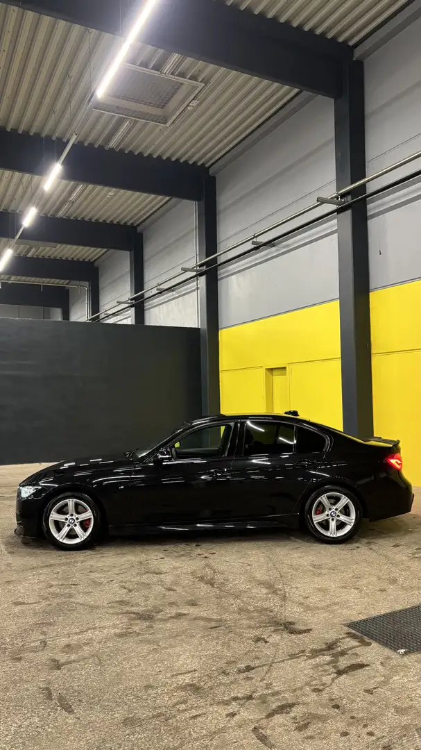 BMW 330 330i M Sport Aut. Schwarz - 2