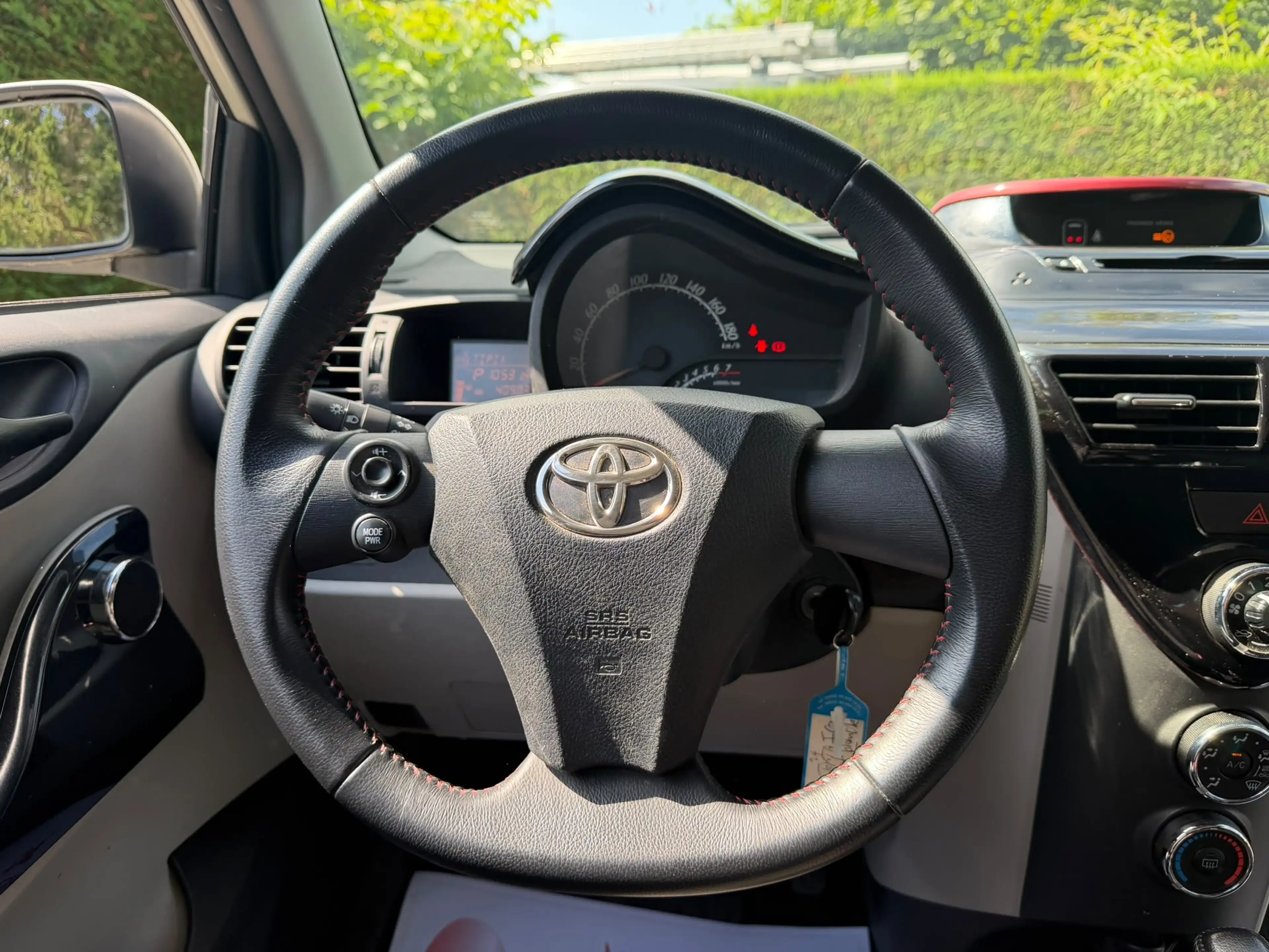 Toyota iQ Automatic  1.0i VVT-i Comfort Multidrive — photo 9