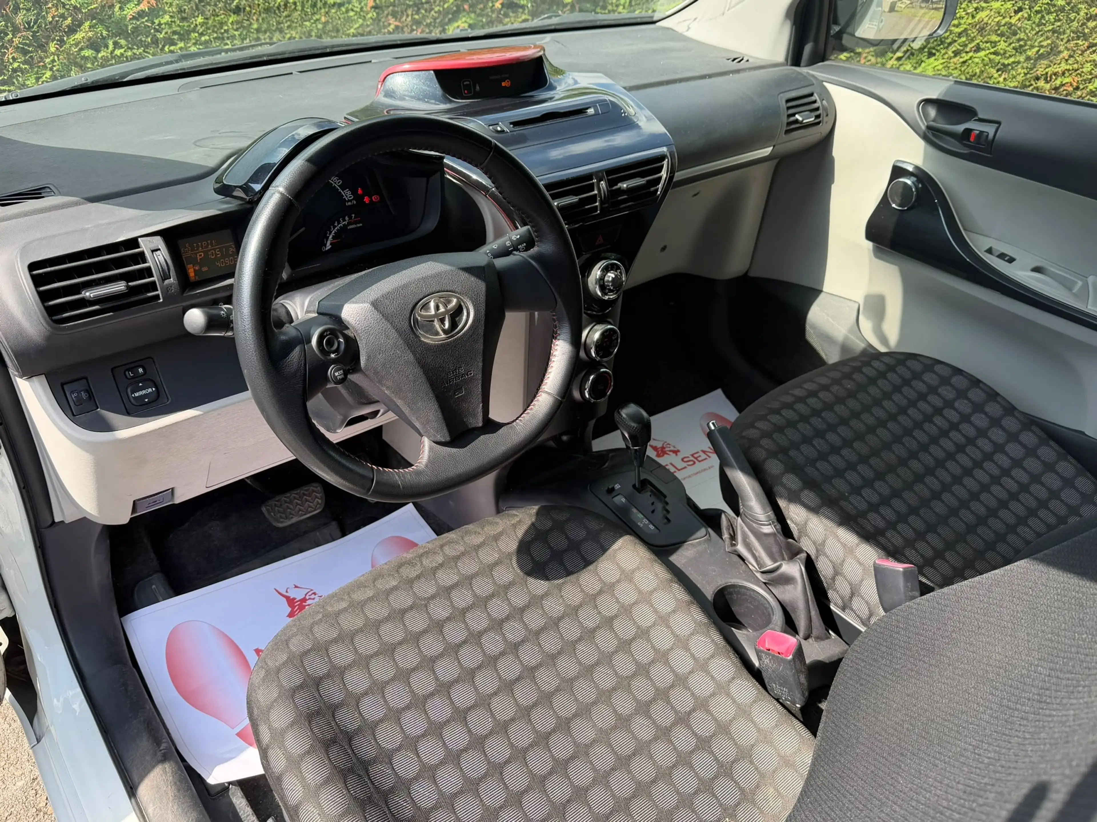 Toyota iQ Automatic  1.0i VVT-i Comfort Multidrive — photo 6