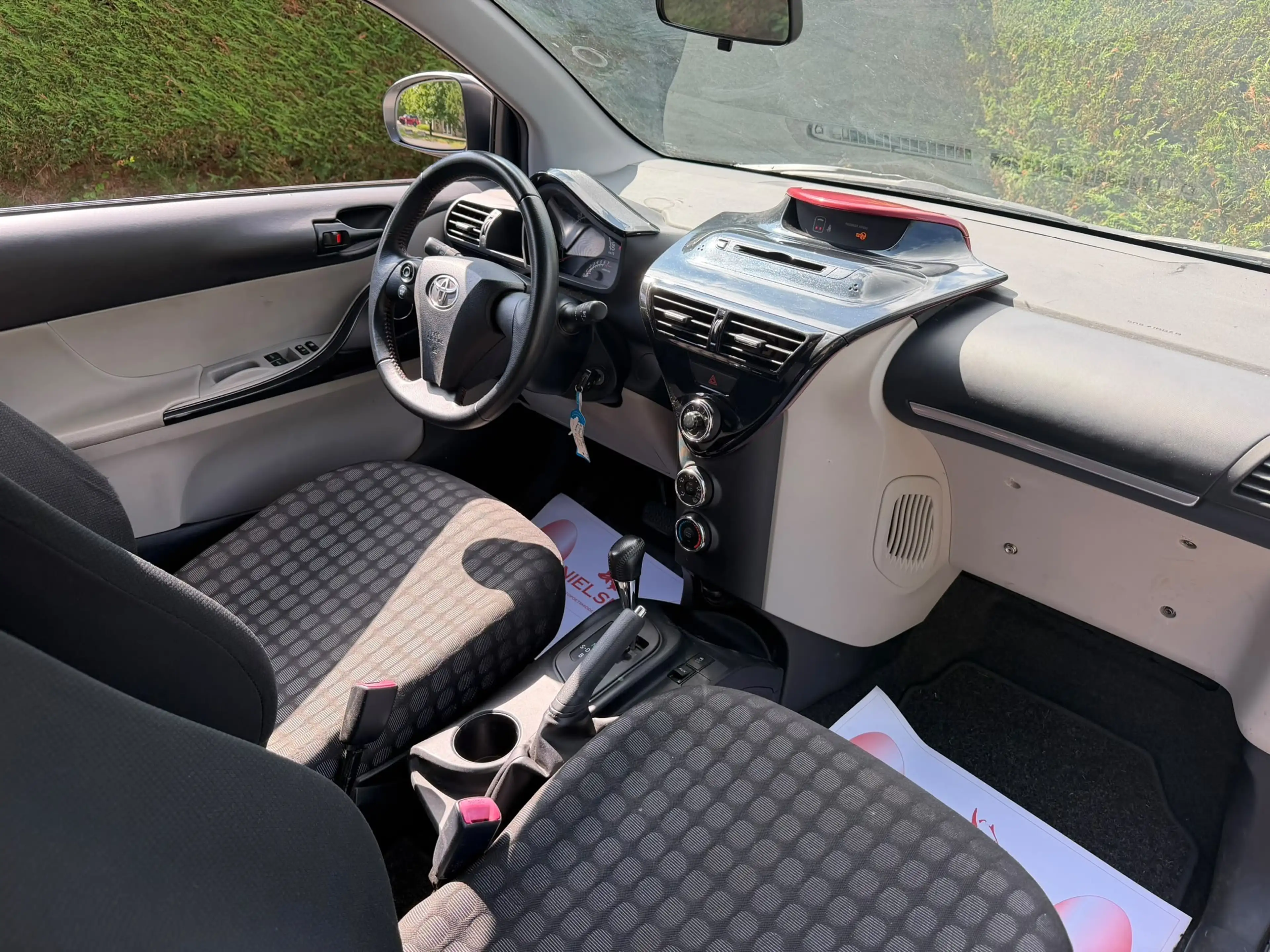 Toyota iQ Automatic  1.0i VVT-i Comfort Multidrive — photo 7