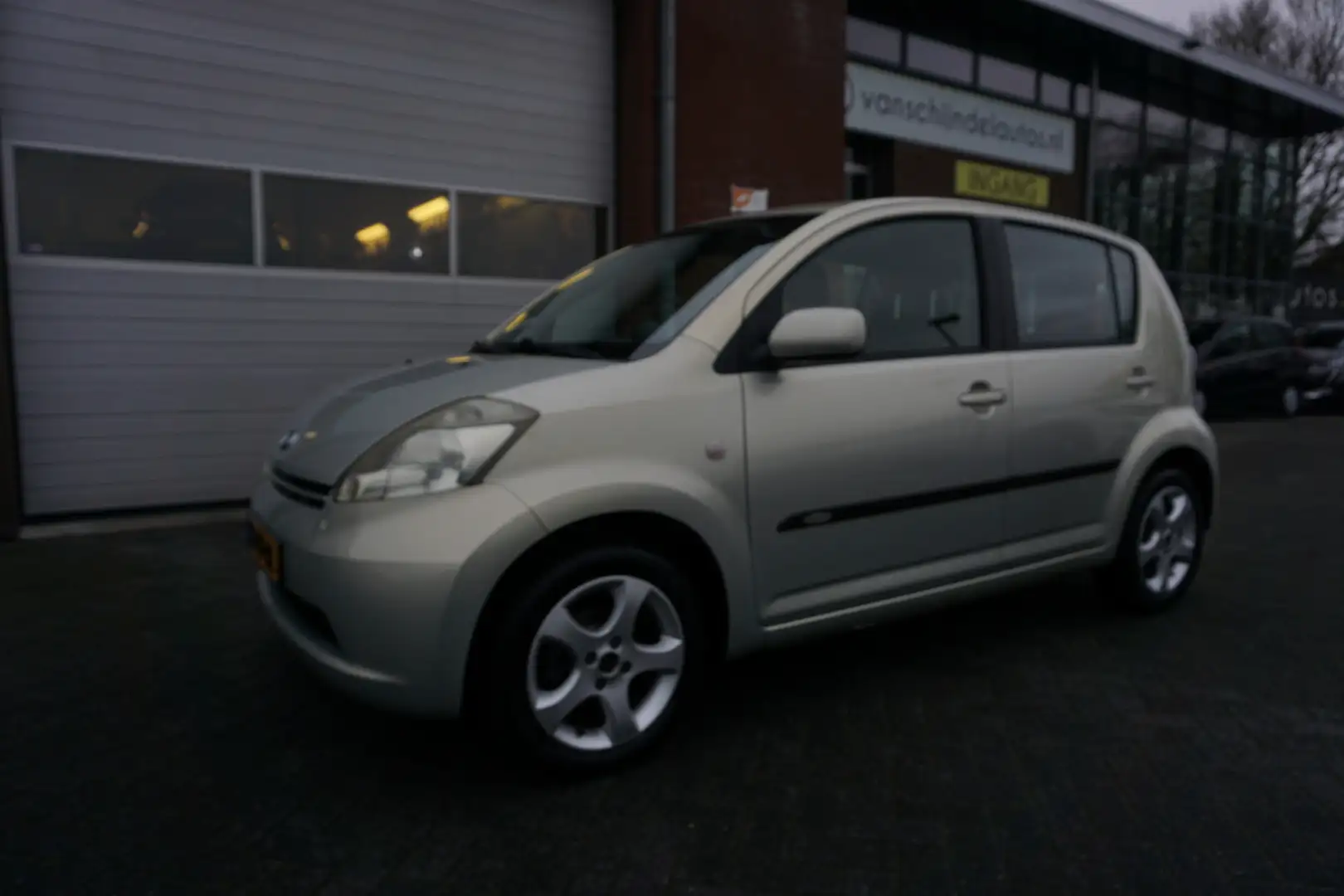 Daihatsu Sirion 2 1.3-16V COMFORT 5 DEURS MET AIRCO 4X ZGAN ALL SE Beige - 2