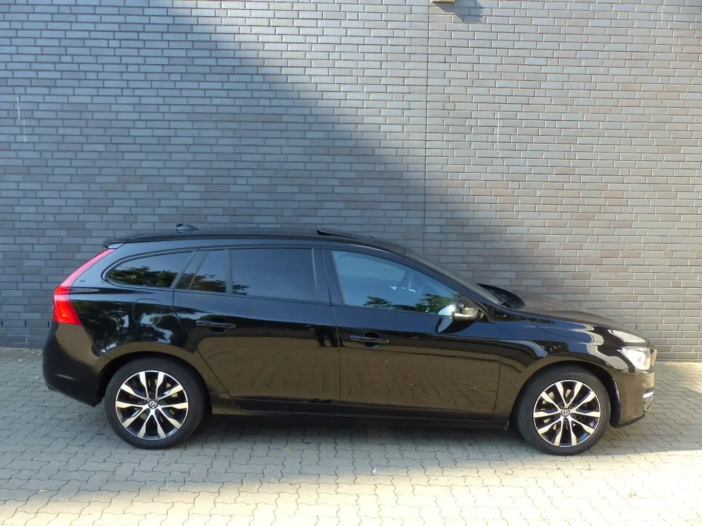 Volvo V60 Kombi Linje Svart Automatik/Leder/Navi/PDC Schwarz - 1