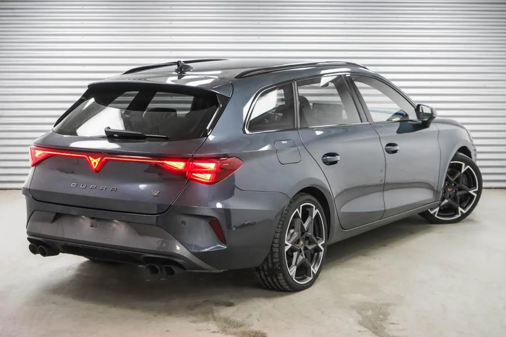 CUPRA Leon Sportstourer ST 2,0 TSI DSG 4x4 VZ - LAGER 245 ... Grau - 2