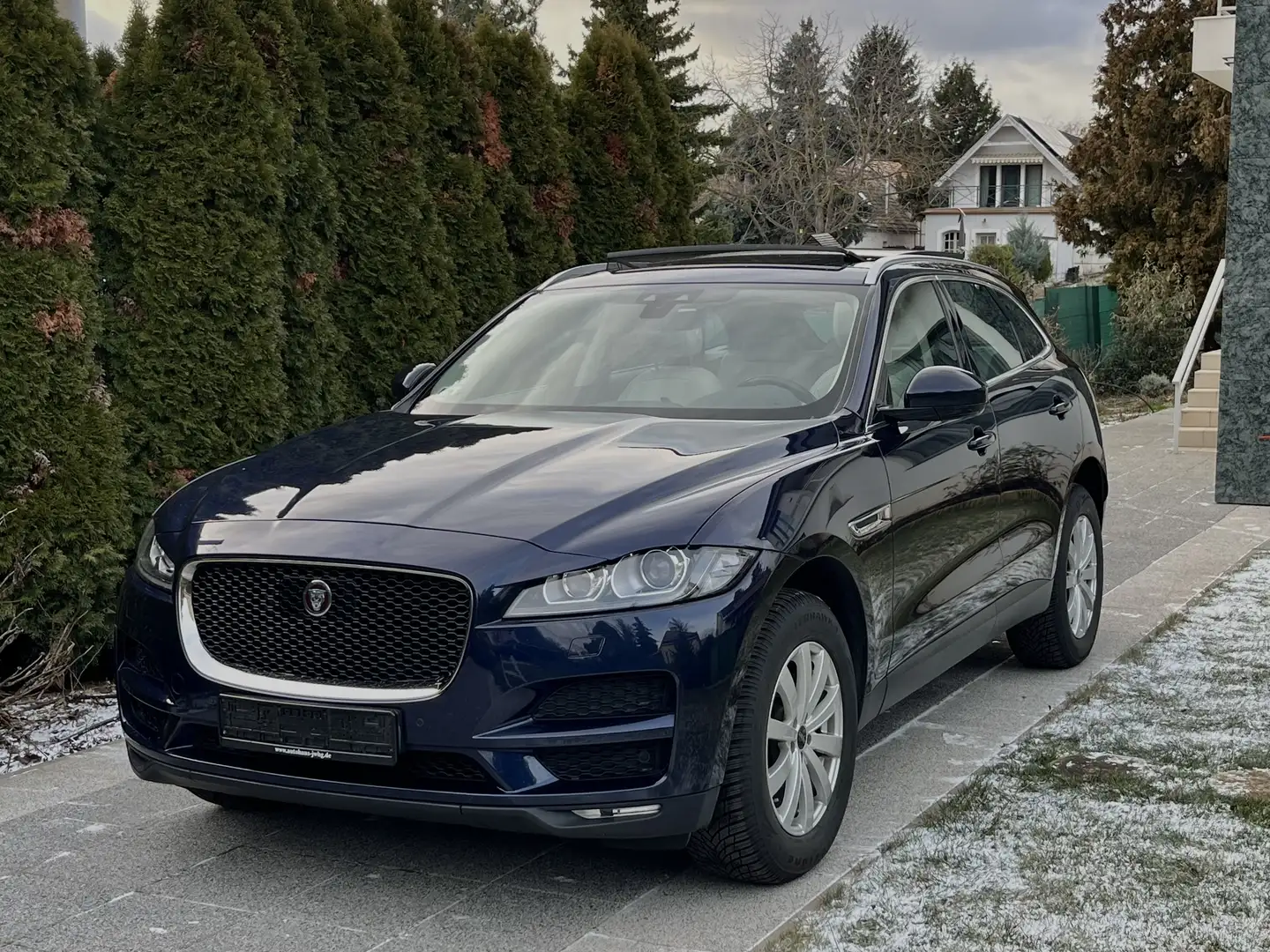 Jaguar F-Pace 20d AWD Prestige Automatik Blau - 1