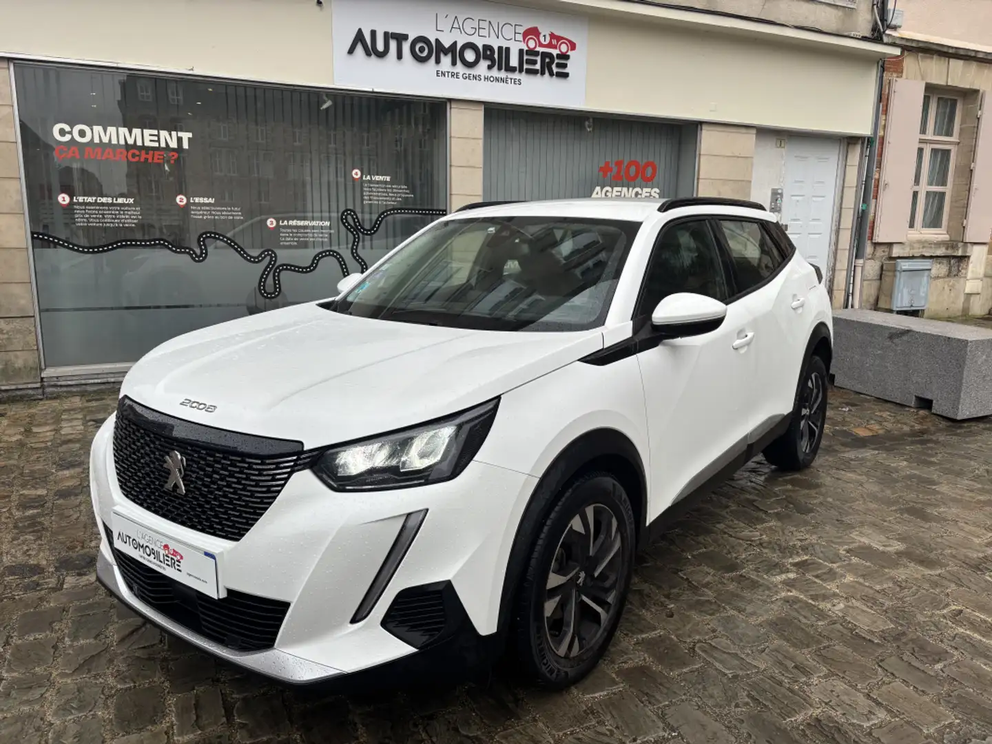 Peugeot e-2008 I (P24E) 5HB 1.2 THP Puretech 12V S&S 100 cv Weiß - 1