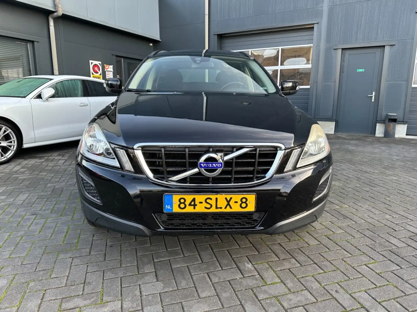 Volvo XC60 2.0 T5 Kinetic Aut. Navigatie Trekhaak Schwarz - 2