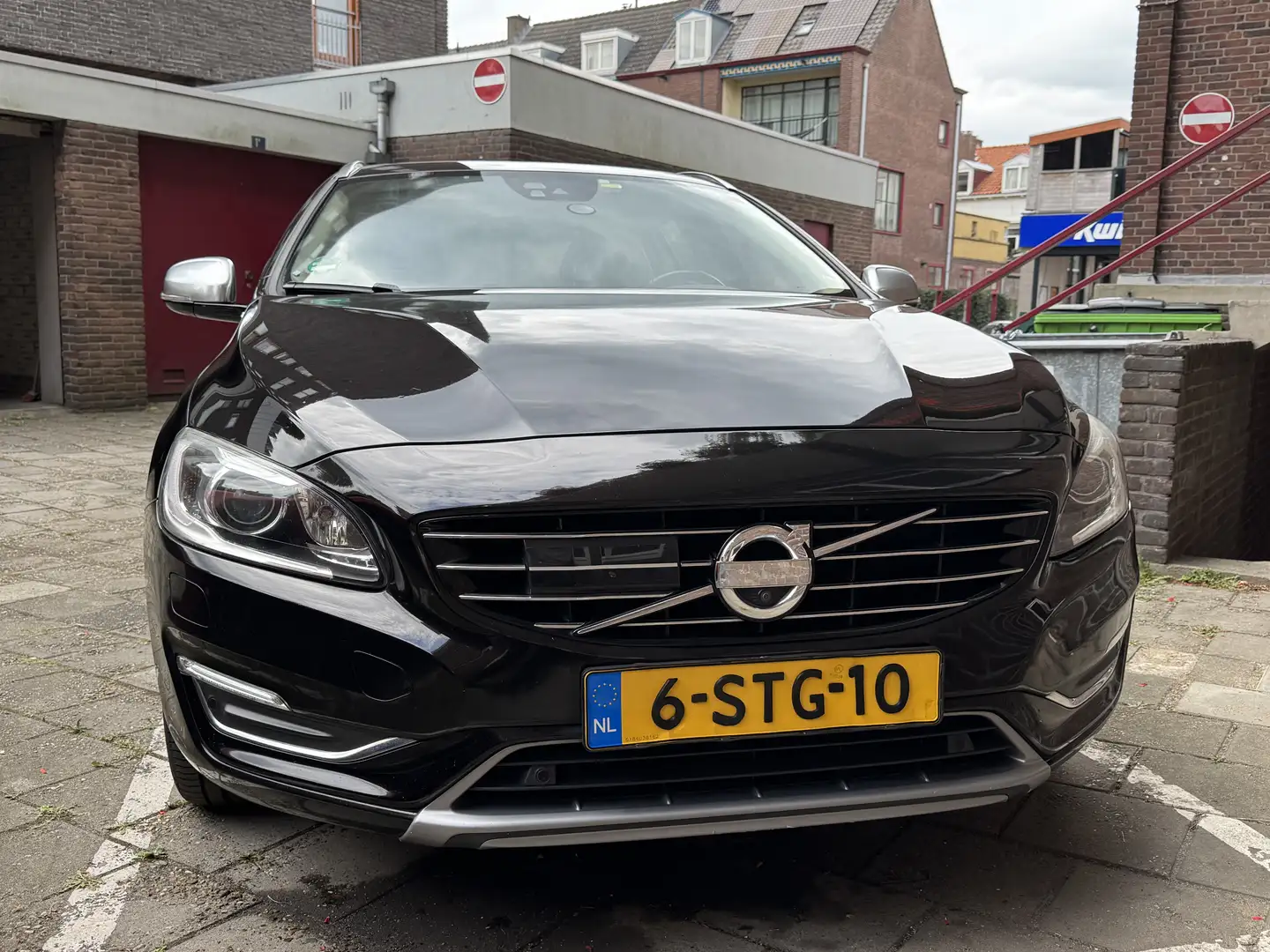 Volvo V60 2.4 D6 AWD hybrid pano full options export Zwart - 2
